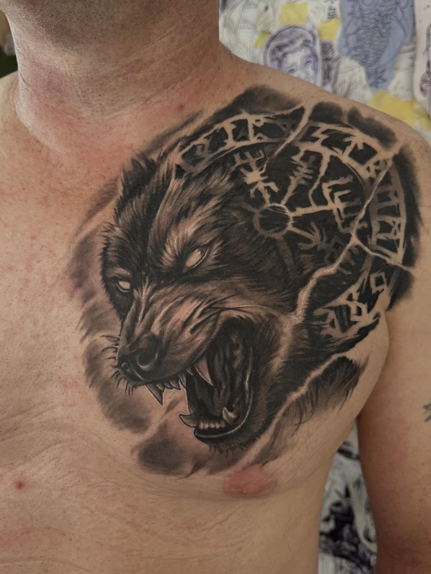 Wolf realism tattoo on the chest by Italo Holie
