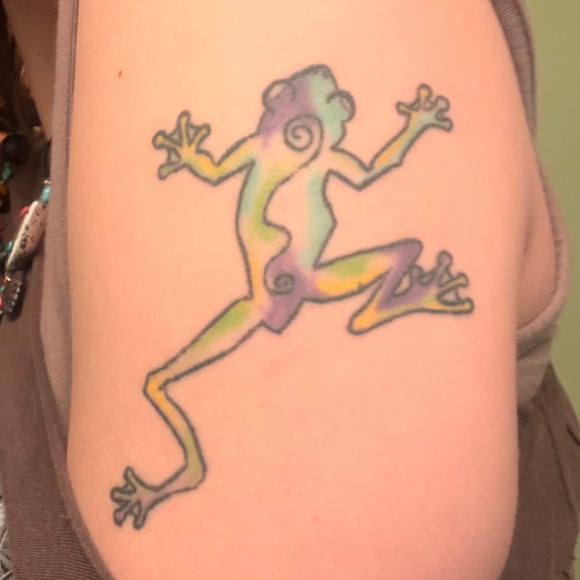 Gecko new school tattoo on the upper arm by Glume Tattoo
