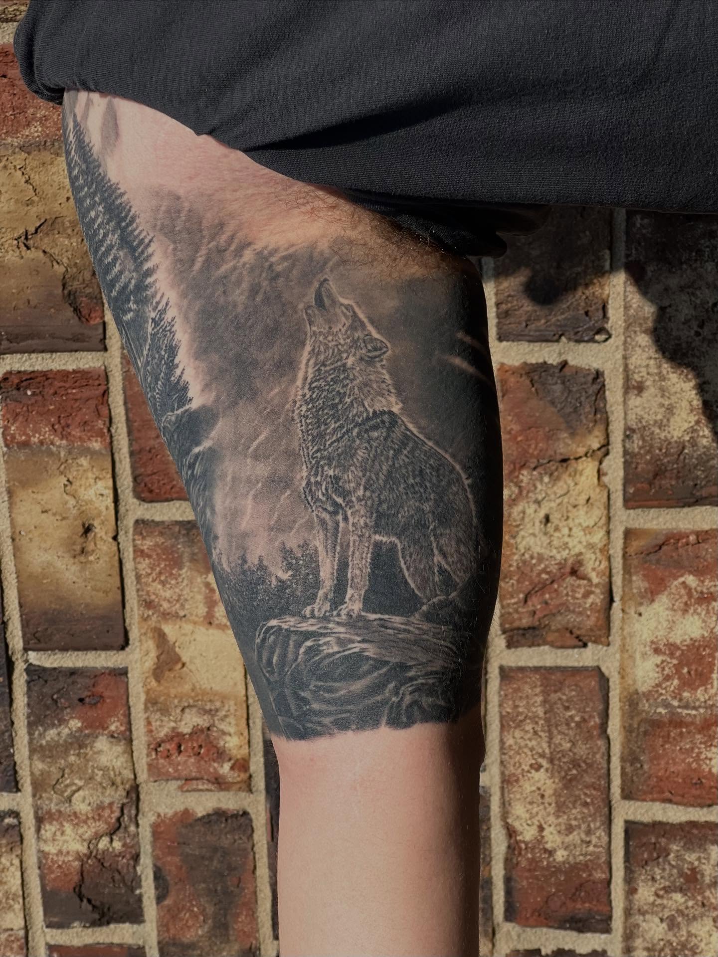 Howling wolf realism tattoo on the thigh by Lord Daniel Serna