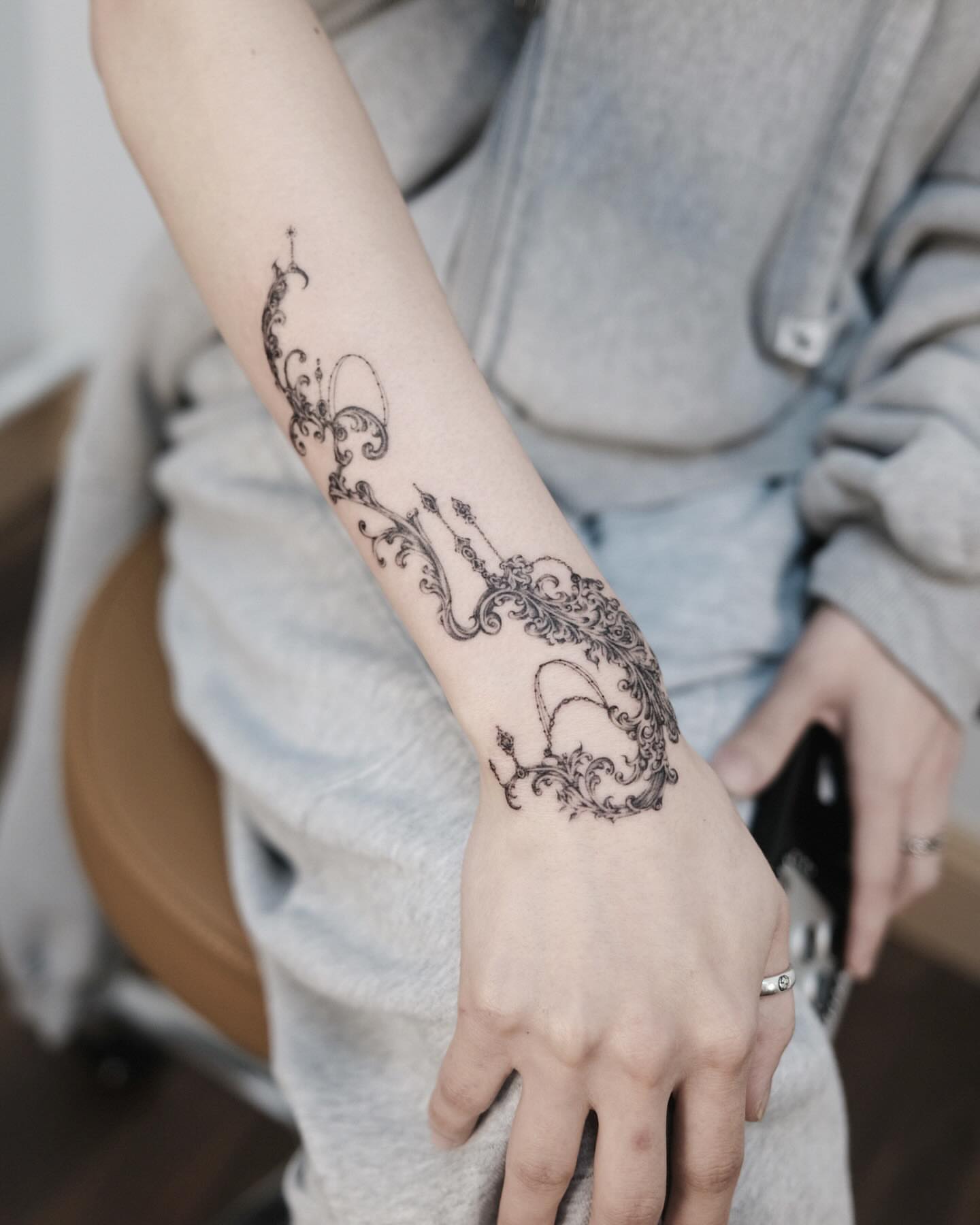 Floral vine ornamental tattoo on the forearm by 애박 ⋆⁺₊ ₊⁺⋆ Aebak