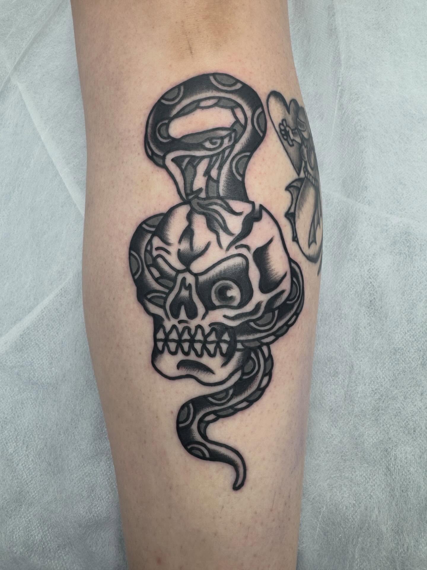 Skull and snake black and grey tattoo on the forearm by Oldschool Tattooer
