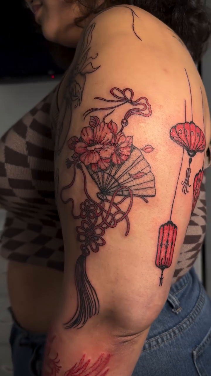 Ornamental tattoo on the upper arm by Victoria