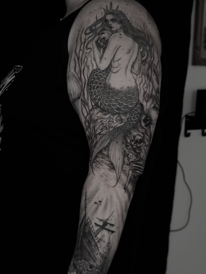 Mermaid realism tattoo on the forearm by ⋆。˚⭒♡ 𝕰𝖑𝖊𝖓𝖆 𝕽𝖎𝖛𝖊𝖗𝖆 ♡⭒˚。⋆