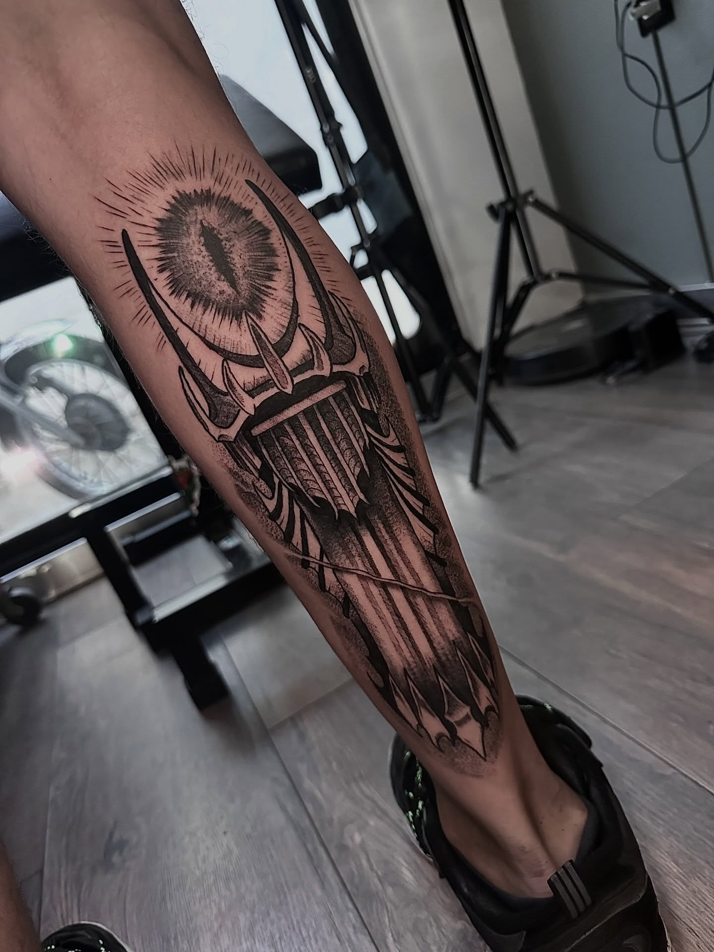 Tattoo by @pablomoreiratattoo — black_and_grey