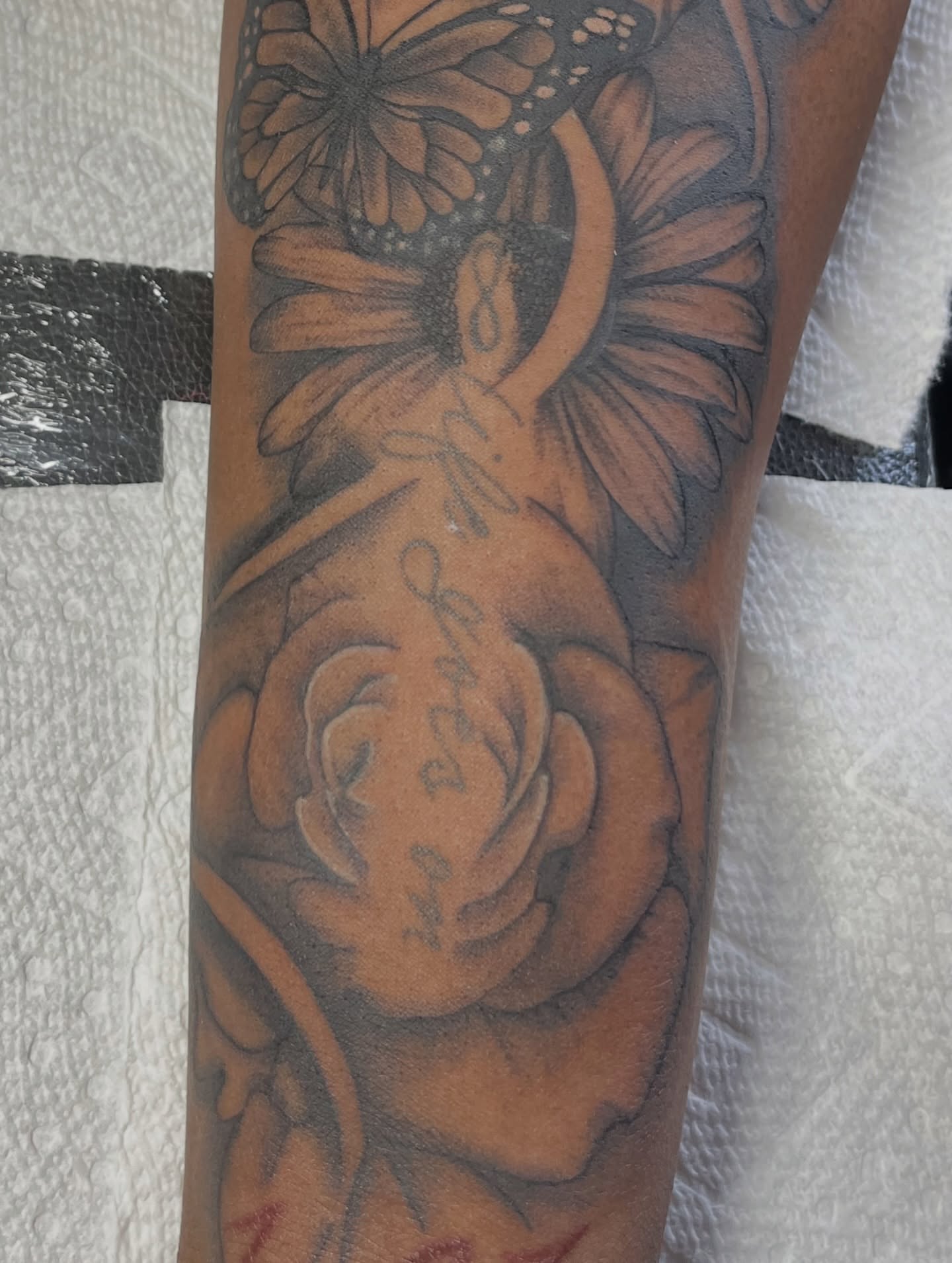 Floral design black and grey tattoo on the forearm by Tam💟👩🏽‍🎨
