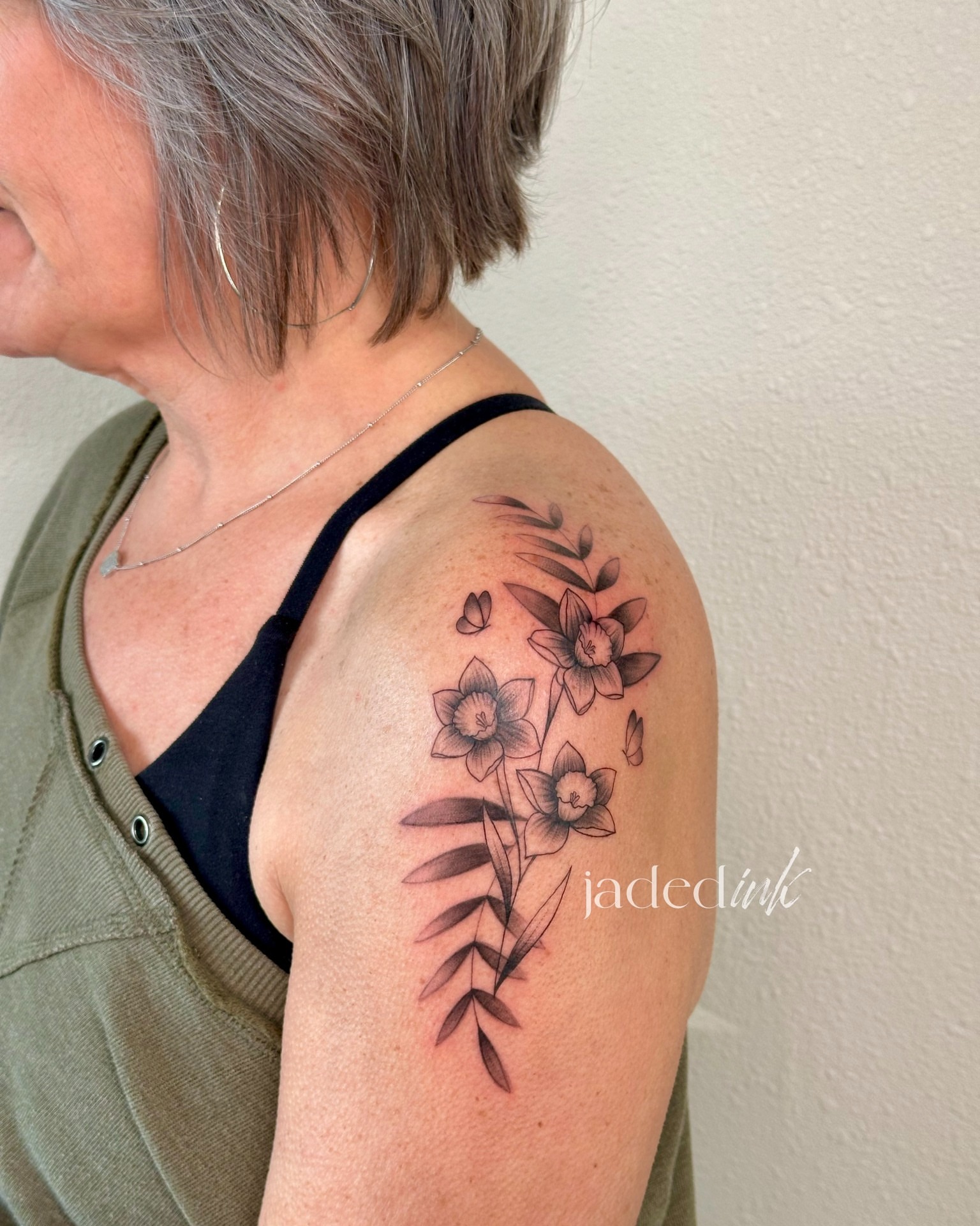 Flowers black and grey tattoo on the shoulder by 𝑱𝒂𝒅𝒆𝒅 𝑰𝒏𝒌 𝑷𝒆𝒓𝒎𝒂𝒏𝒆𝒏𝒕 𝑴𝒂𝒌𝒆𝒖𝒑 & 𝑻𝒂𝒕𝒕𝒐𝒐