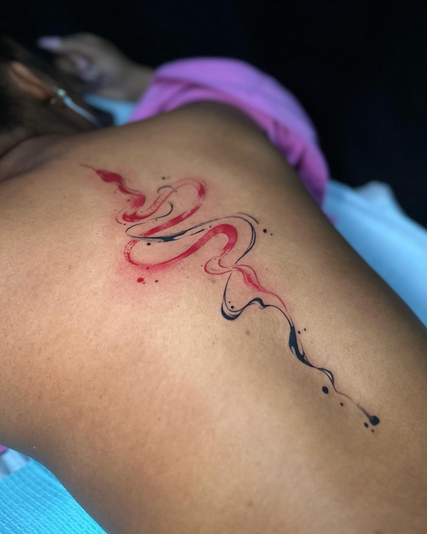Swirling lines dotwork tattoo on the back by Frida Tattooista