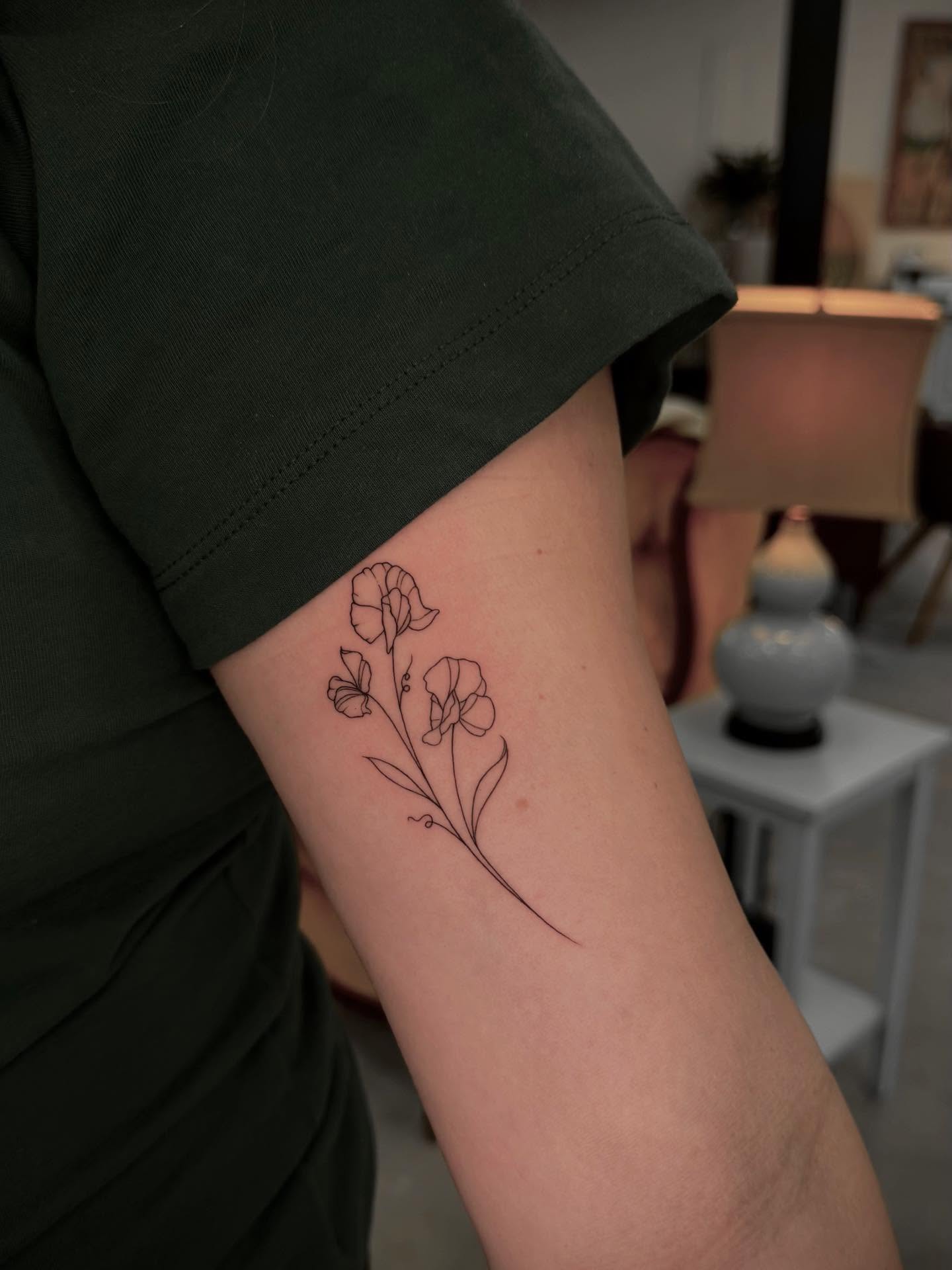 Flowers fine line tattoo on the forearm by 𝓛𝓲𝓷𝓪 ∙ ғɪɴᴇʟɪɴᴇ ᴛᴀᴛᴛᴏᴏs ∙ ᴄʜᴀʀʟᴏᴛᴛᴇ ɴᴄ🇺🇸 🇺🇦