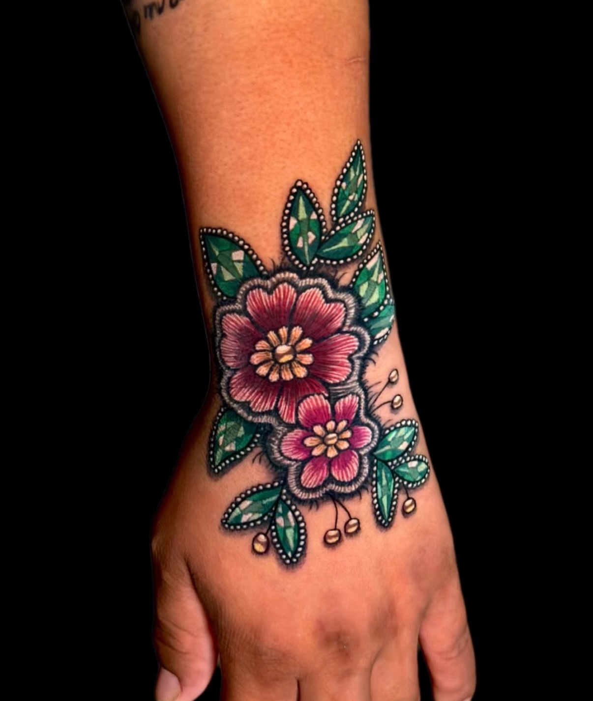 Floral bouquet American traditional tattoo on the hand by 𝓡𝓪𝔂𝓬𝓱𝓲𝓵𝓵 [ᴛᴀᴛᴛᴏᴏ ᴀʀᴛɪꜱᴛ] 💚