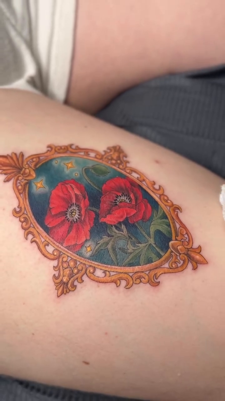 Poppies in a frame neo-traditional tattoo by 𝕵𝖊𝖘𝖘𝖎𝖈𝖆 𝕰𝖑 (raleigh tattoo artist)