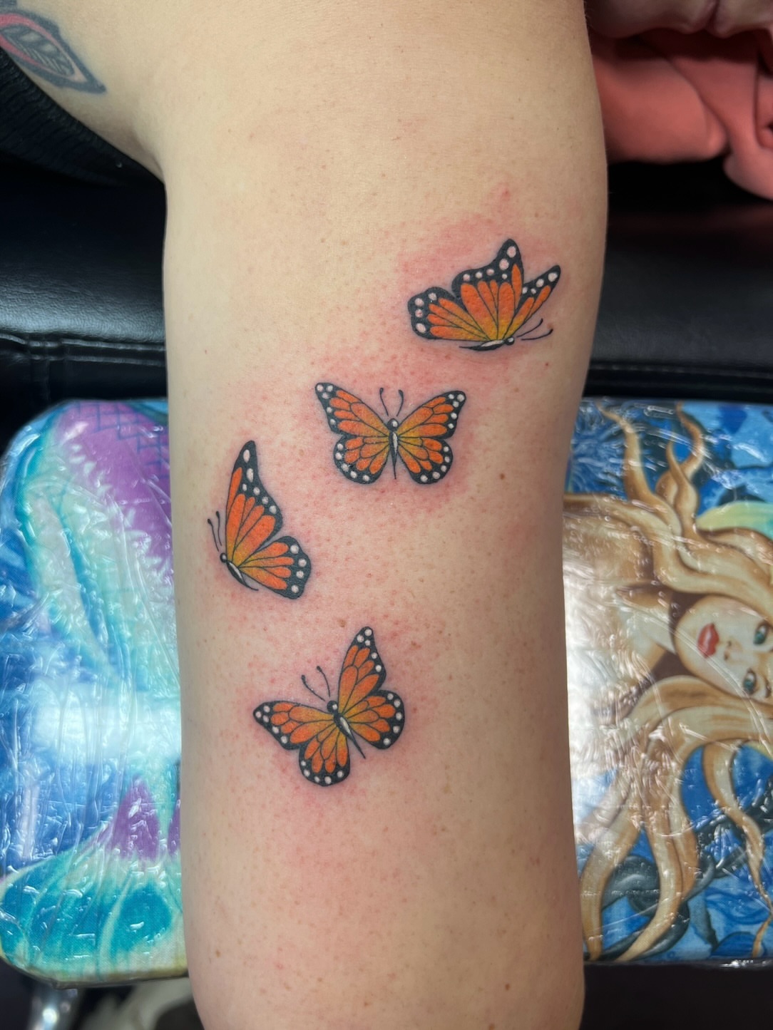 Monarch butterflies American traditional tattoo on the forearm by ๐๐ฒ๐ต๐ ๐๐ช๐พ๐ป๐ฒ๐ต๐ช ๐ฃ๐ช๐ฝ๐ฝ๐ธ๐ธ๐ผ