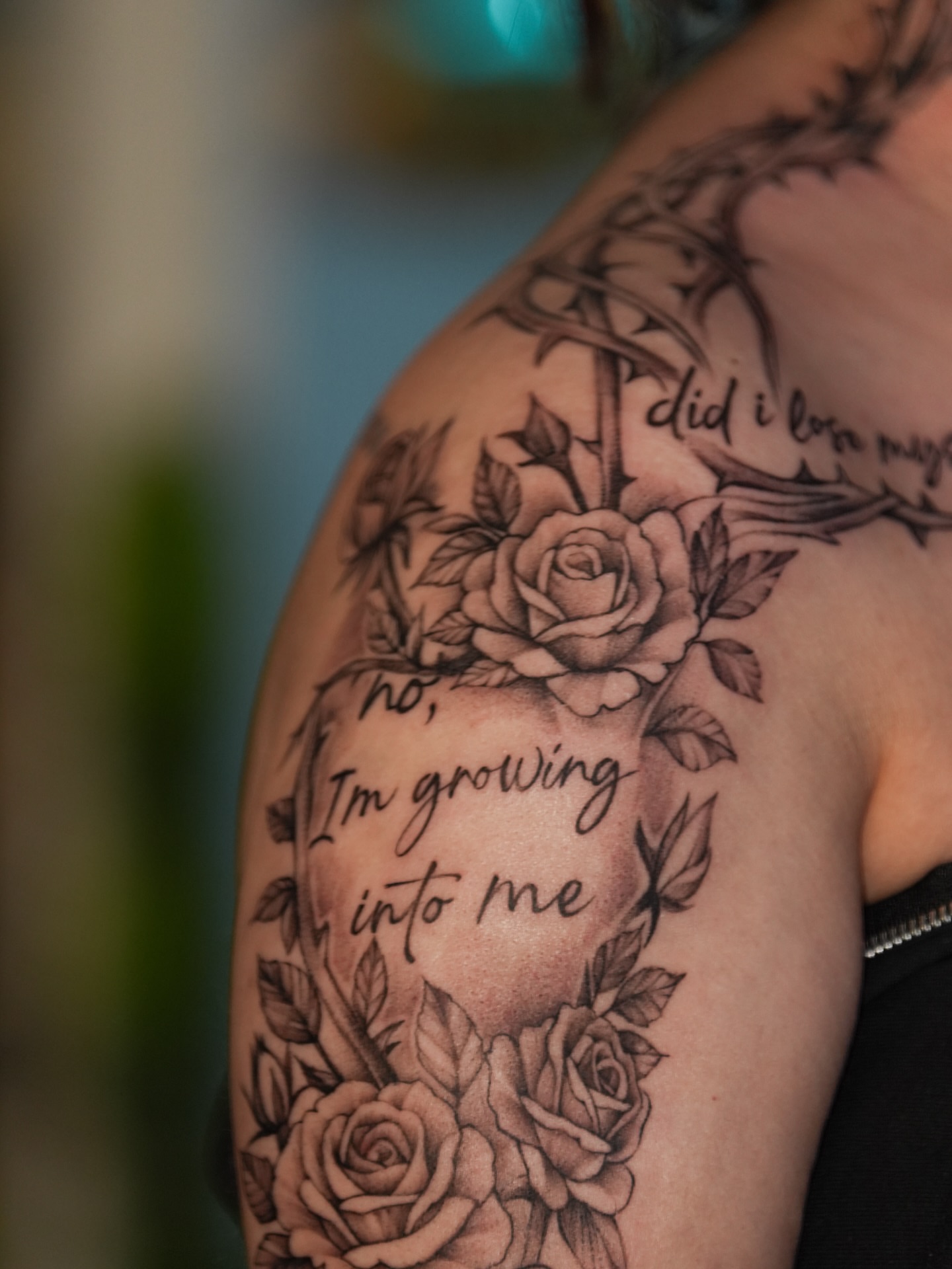 Roses and script black and grey tattoo on the shoulder by Kevin Betancourt