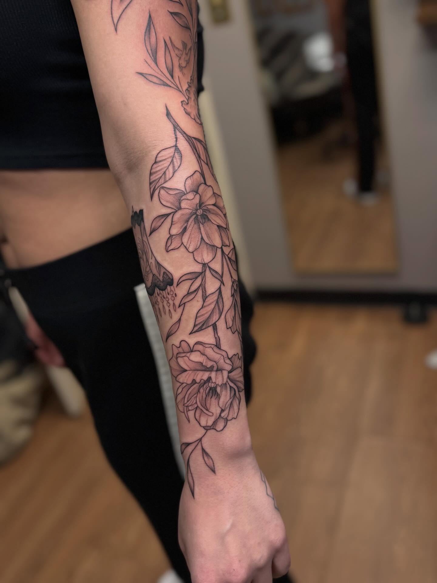 Tattoo by @annaainkk — black_and_grey