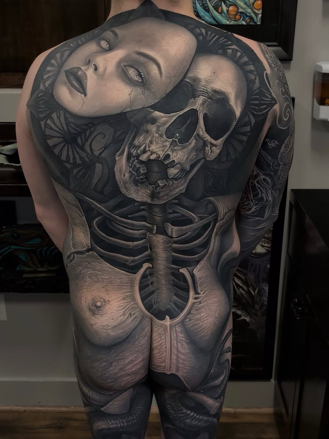 Skull and face with anatomical elements realism tattoo on the back by Gabriel Londis