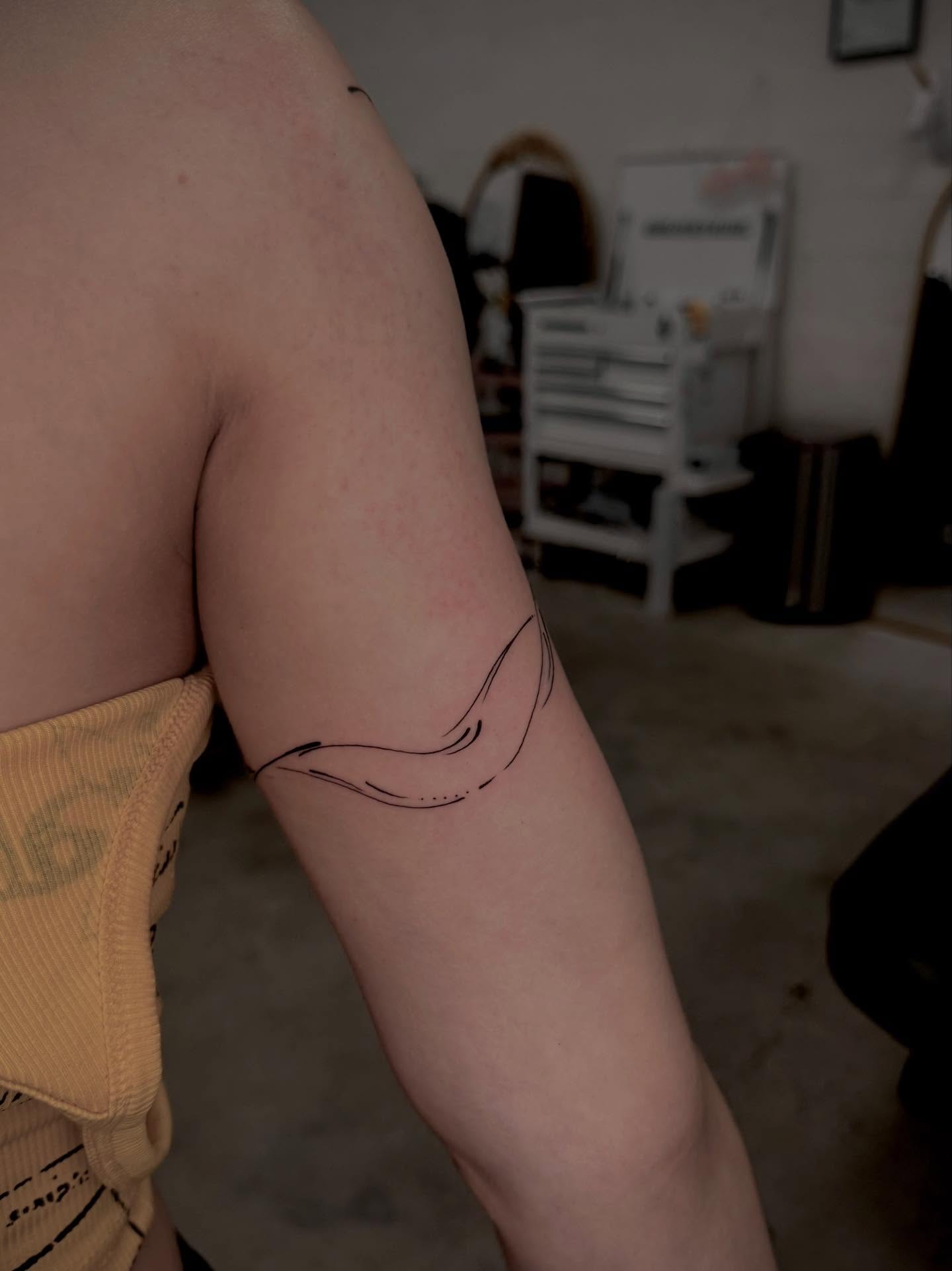 Tattoo by @tattoowithli — minimalist