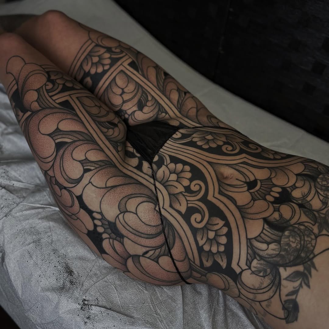 Tattoo by @veronicamussertattoo — blackwork, dotwork