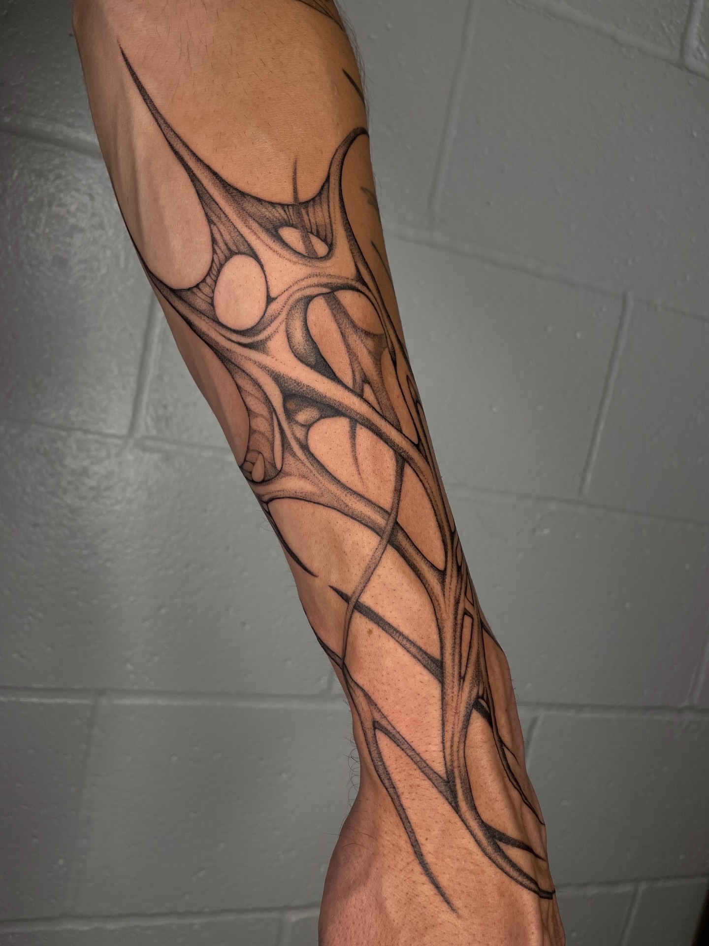 Abstract design geometric tattoo on the forearm by 𝕮𝖆𝖗𝖔𝖑𝖎𝖓𝖊 𝕽𝖆𝖊 𝕽𝖔𝖇𝖎𝖓𝖘𝖔𝖓, Los Angeles, California