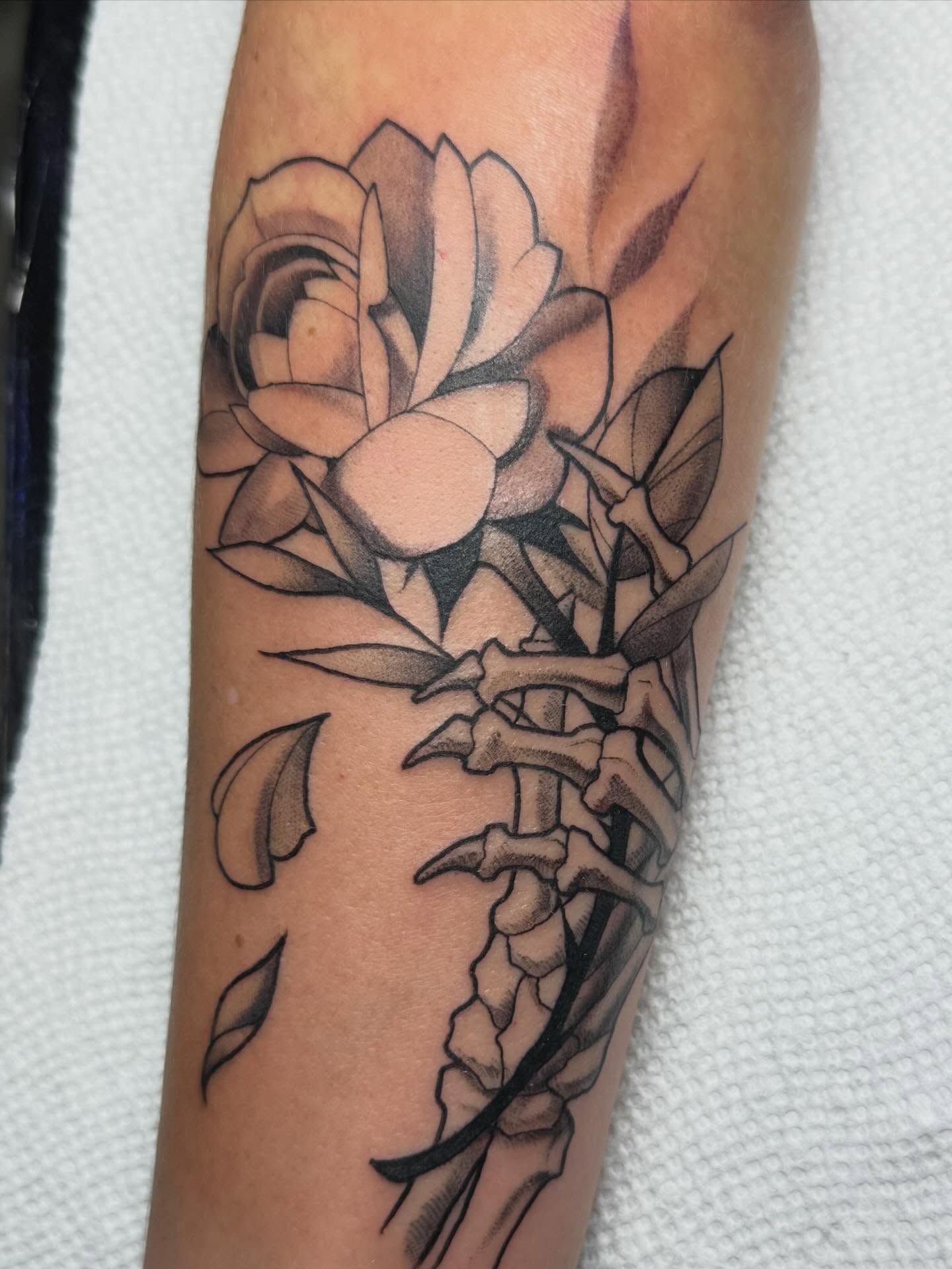 Flower and skeleton realism tattoo on the forearm by Eli