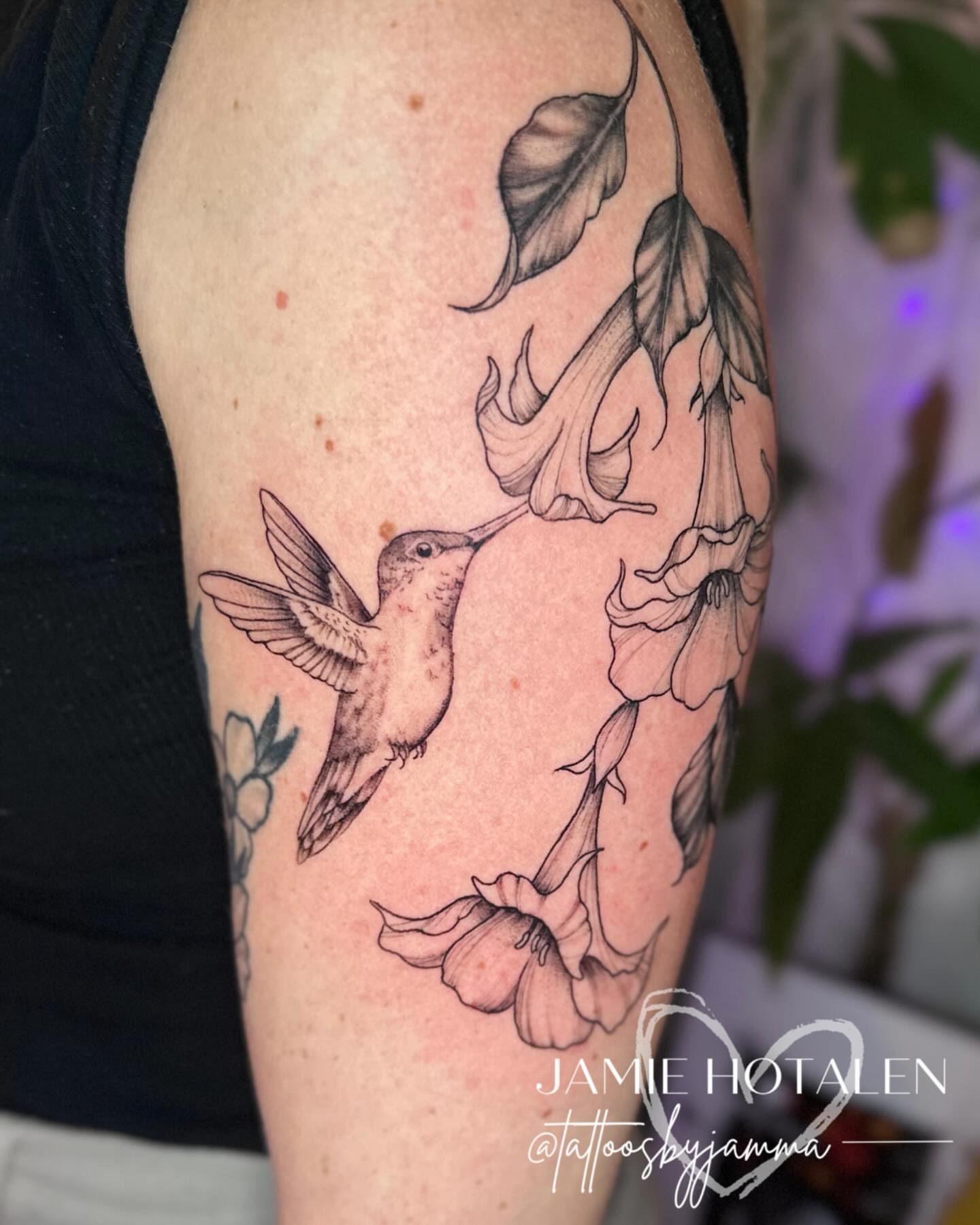 Hummingbird and flowers realism tattoo on the forearm by πππππππ π½π² ππππππ π°πππππ π πΉππππ π·ππππππβ¨