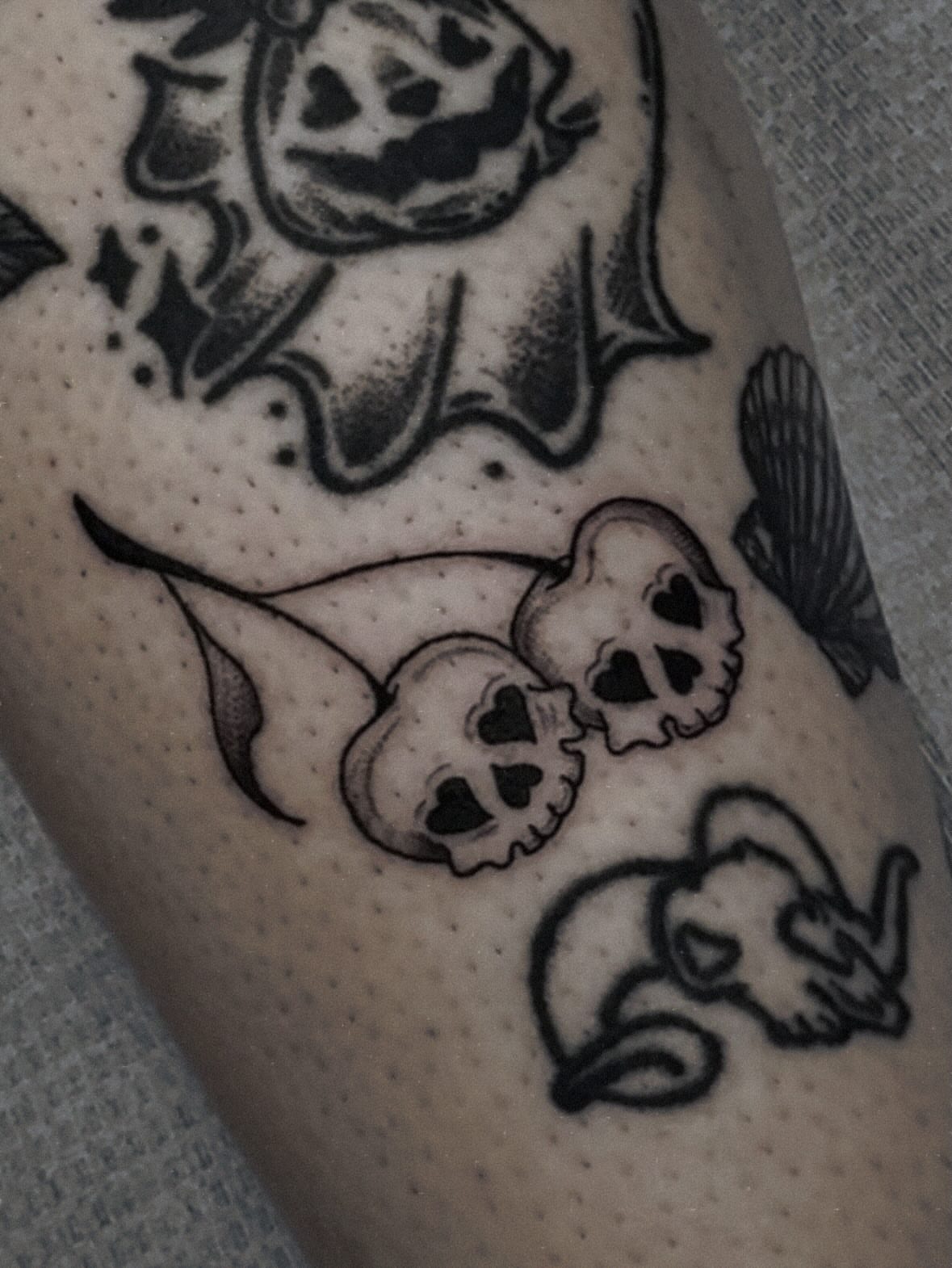 Skulls and roses black and grey tattoo on the forearm by ๐ถ๐๐๐๐ ๐ฝ๐๐๐๐๐