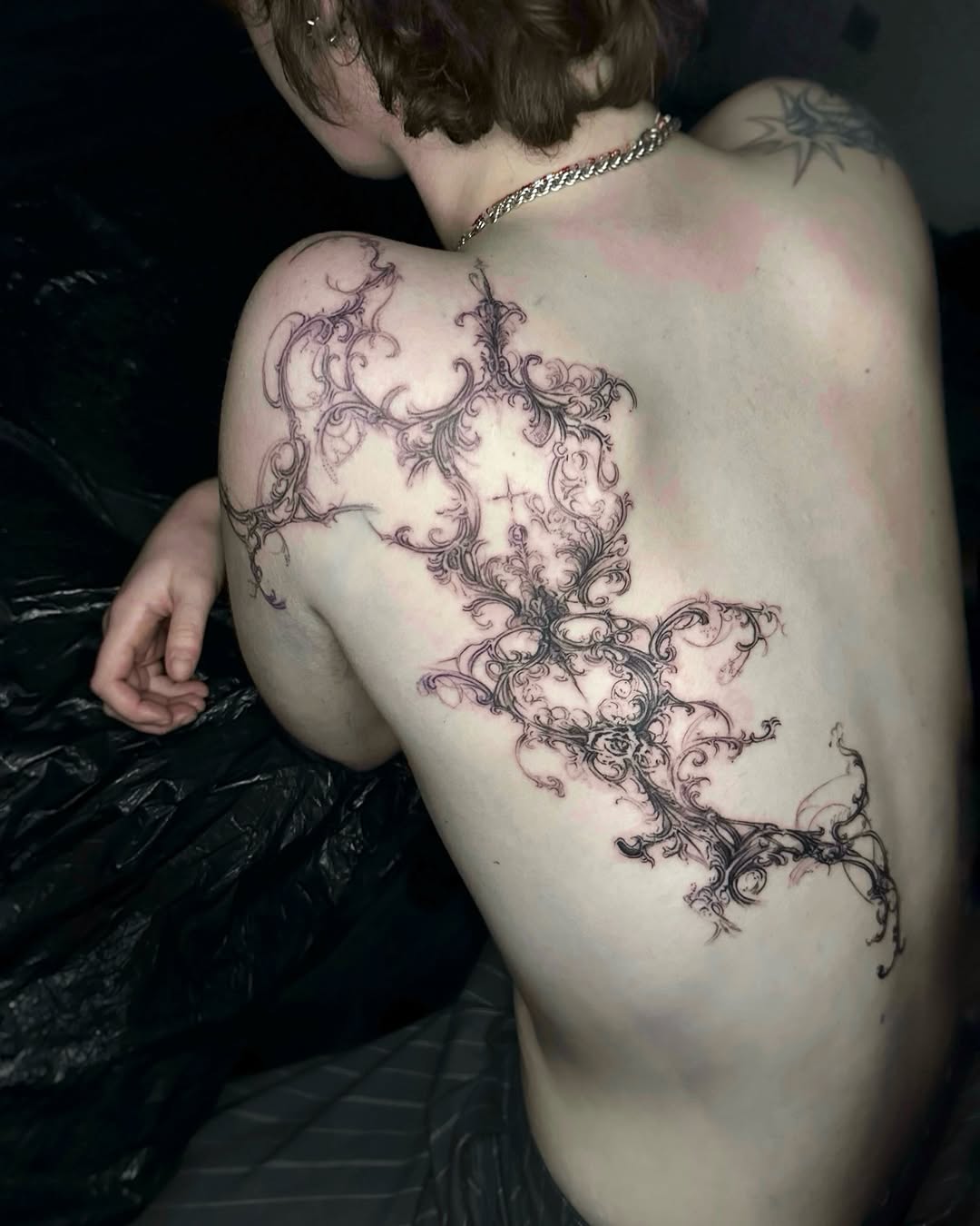 Ornamental filigree pattern blackwork tattoo on the back by @ashencoil
