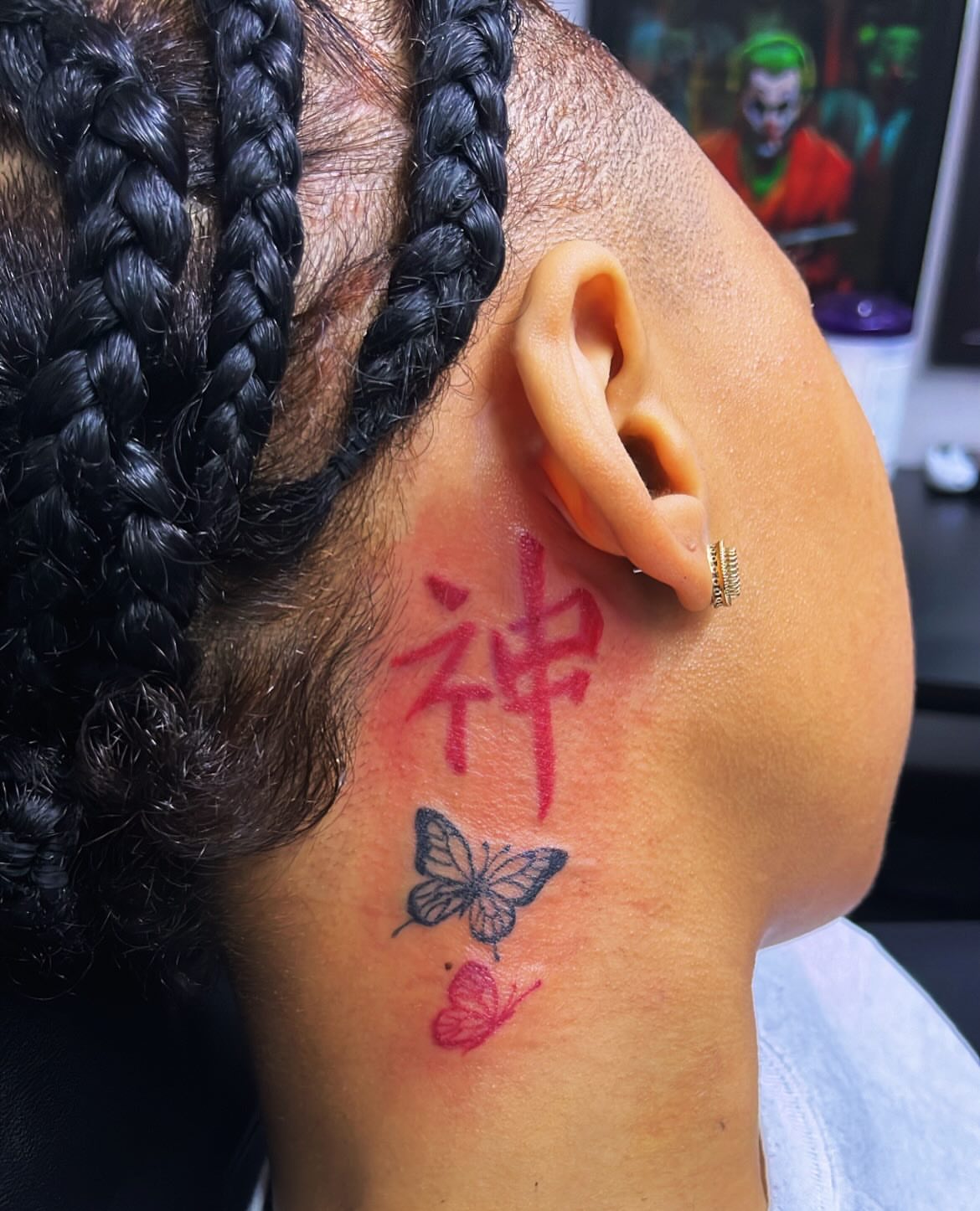 Kanji butterfly dotwork tattoo on the shoulder by 𝓐𝓻𝓶𝓪𝓷𝓮𝓮 𝓘𝓷𝓴