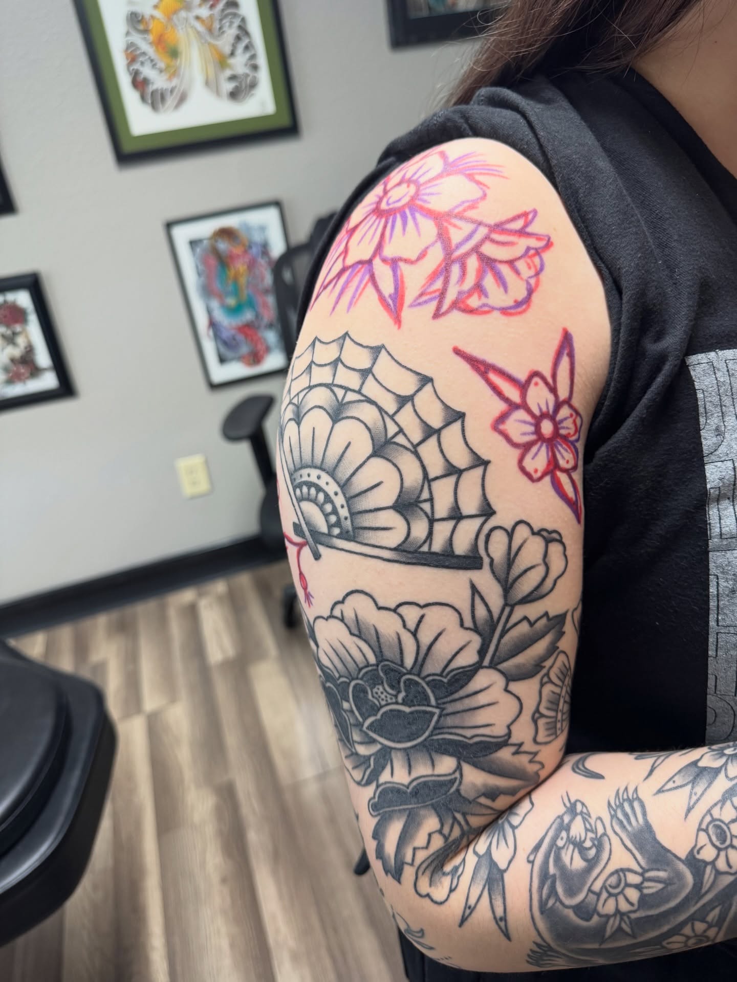 Ship and floral American traditional tattoo on the upper arm by juice🕷tattoo artist