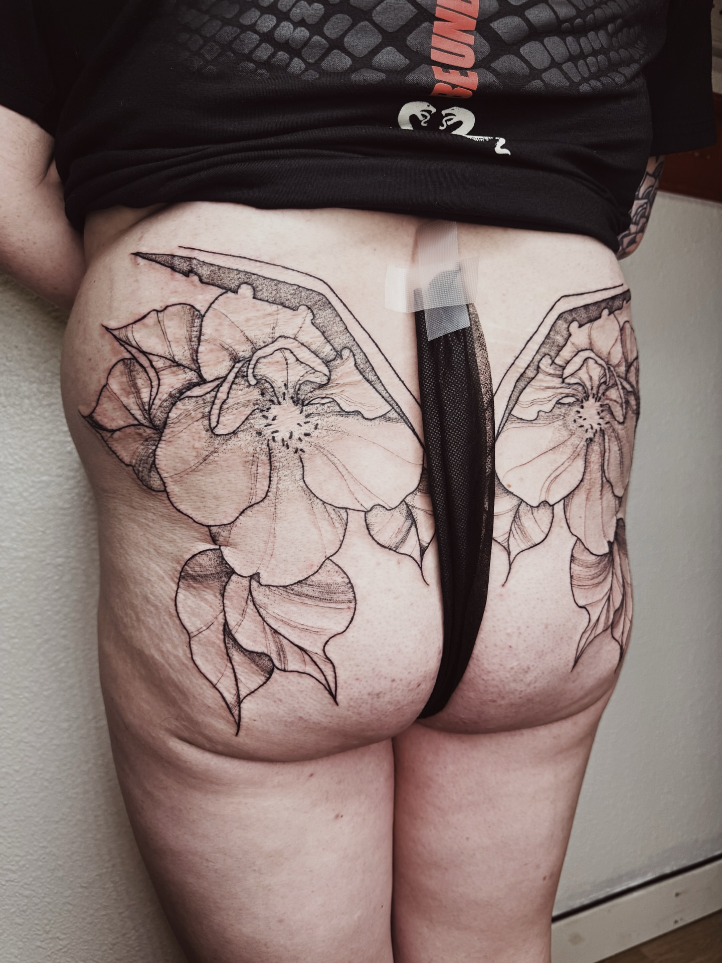 Floral black and grey tattoo on the thigh by πΉπ°π½πππ΄π½ πΆπ»π΄π½π½, North Logan, Utah