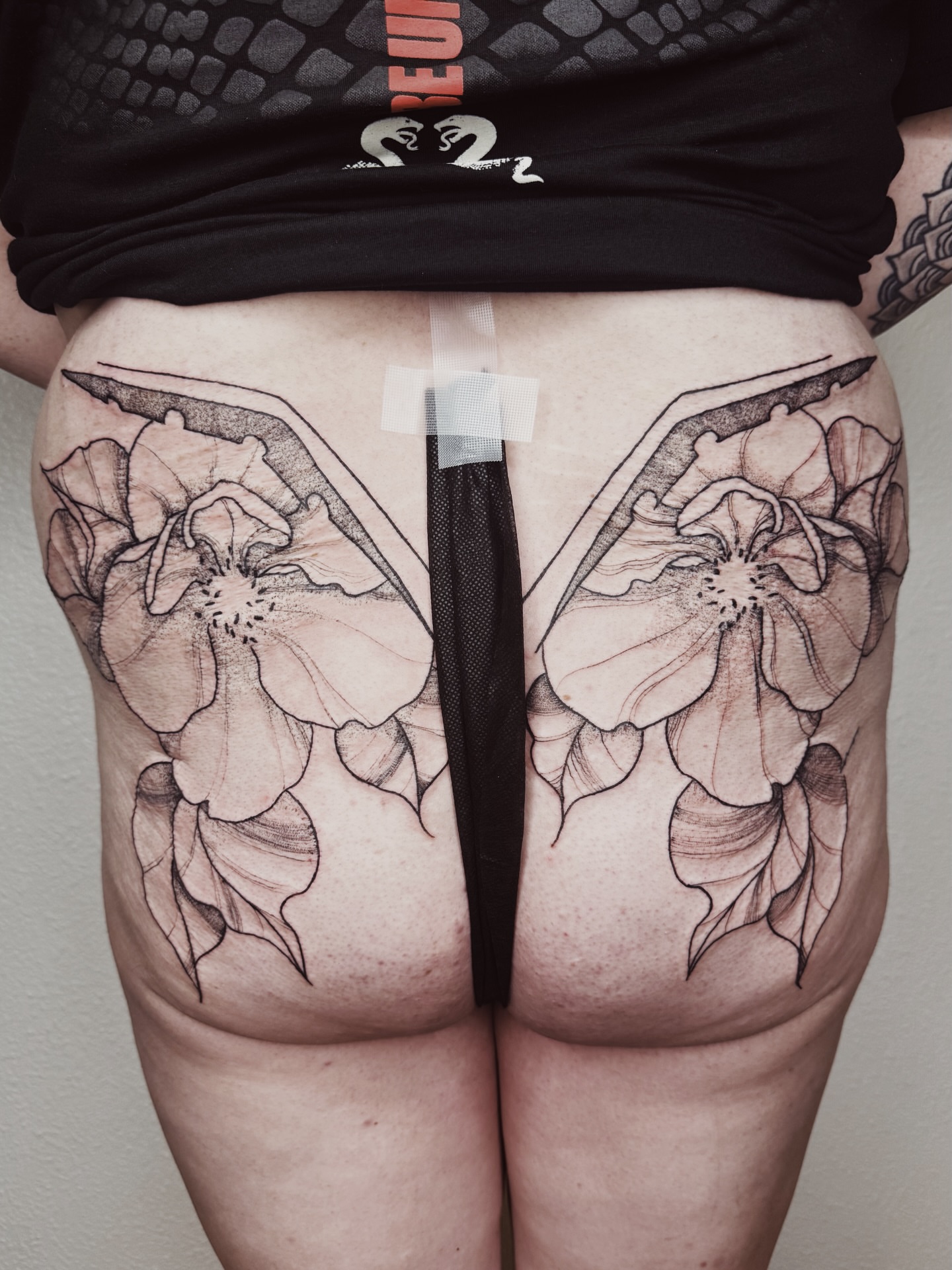 Floral black and grey tattoo on the thigh by πΉπ°π½πππ΄π½ πΆπ»π΄π½π½, North Logan, Utah