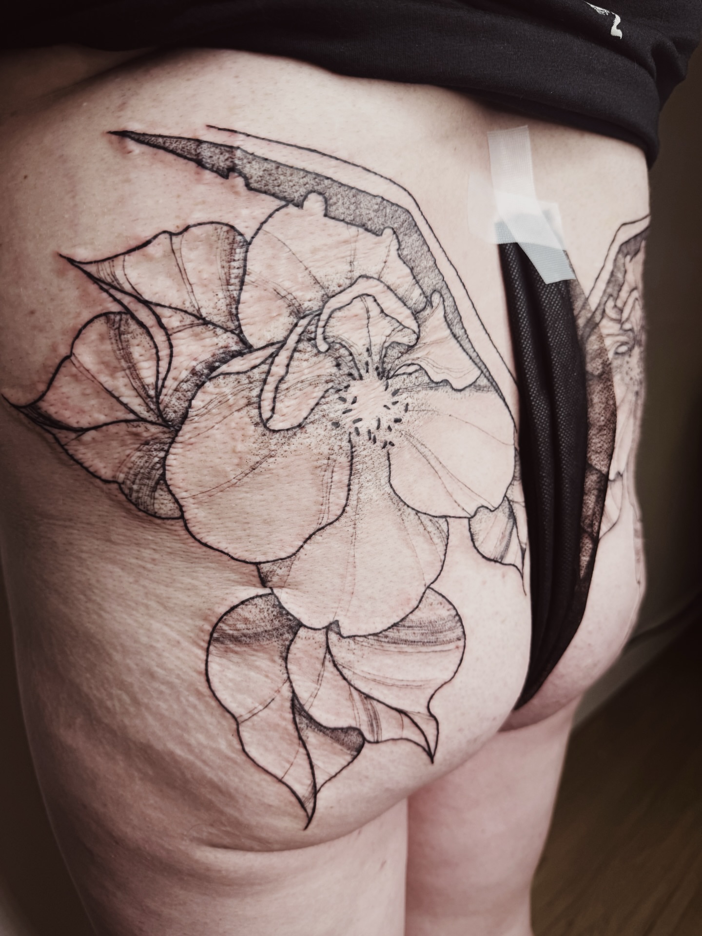 Flower black and grey tattoo on the thigh by πΉπ°π½πππ΄π½ πΆπ»π΄π½π½, North Logan, Utah