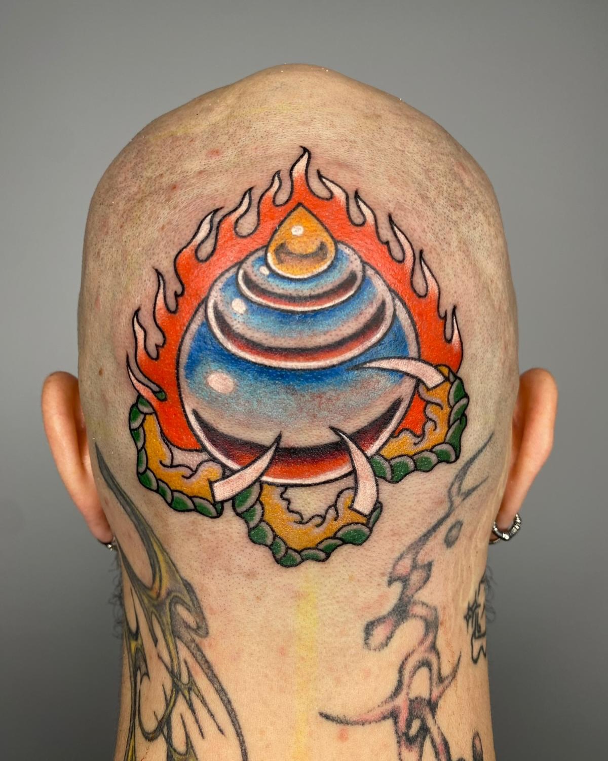 Fireball with concentric rings American traditional tattoo on the head by Lo Boverod - La Passoire  - Tatoueuse -