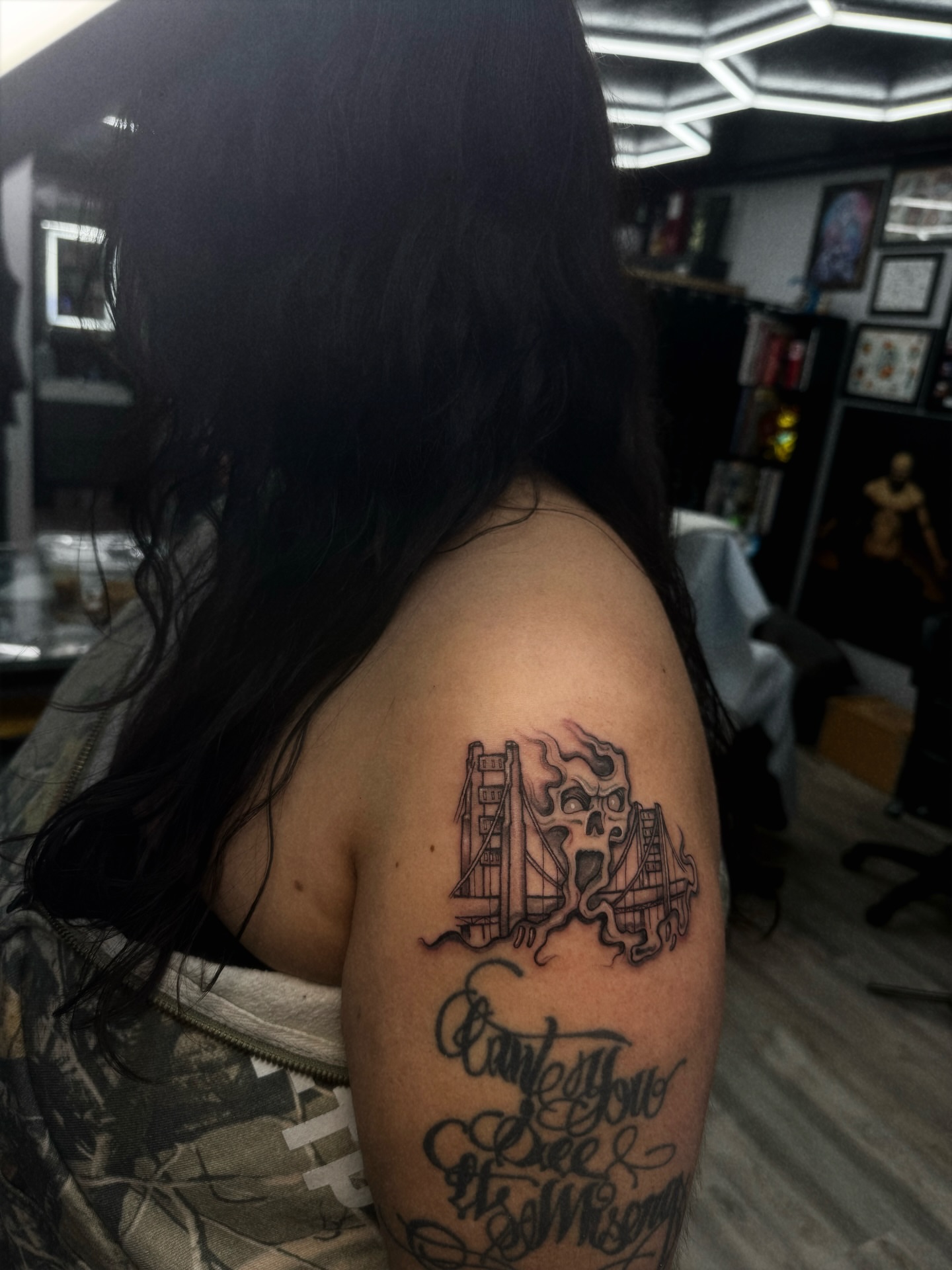 Skull and bridge black and grey tattoo on the shoulder by 🕸️EC🥷🏼🌁🇲🇽🕸️