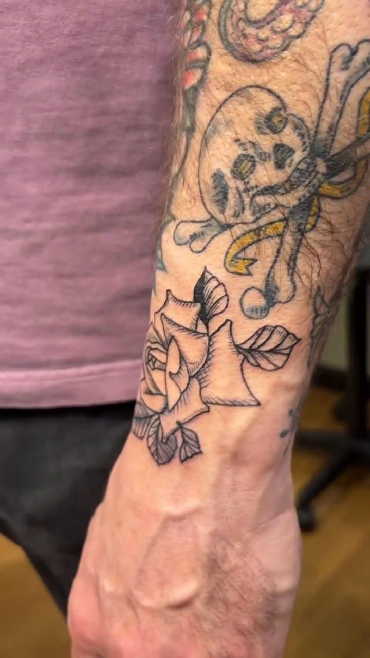 Skull and roses tattoo realism tattoo on the upper arm by Joe Khay, Hackettstown, New Jersey