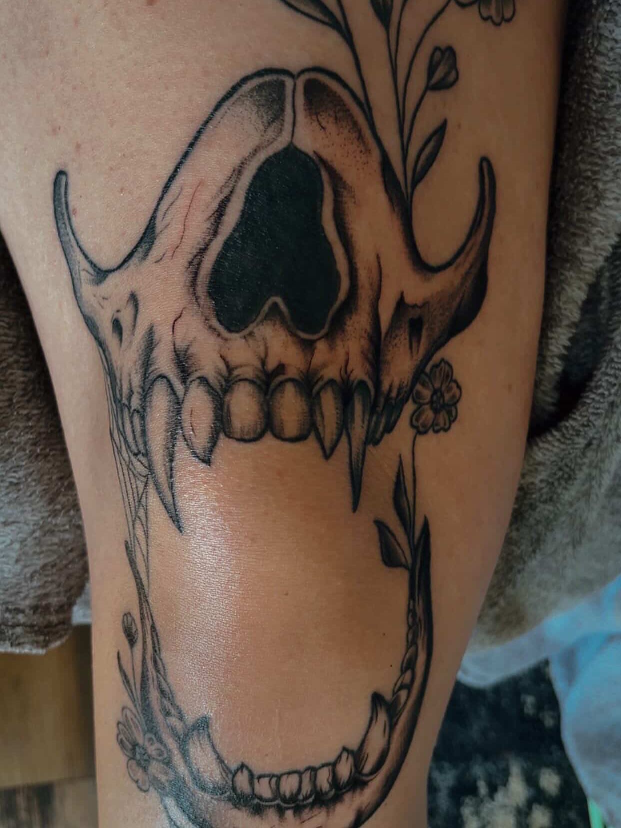 Skull black and grey tattoo on the forearm by Daniel Smith