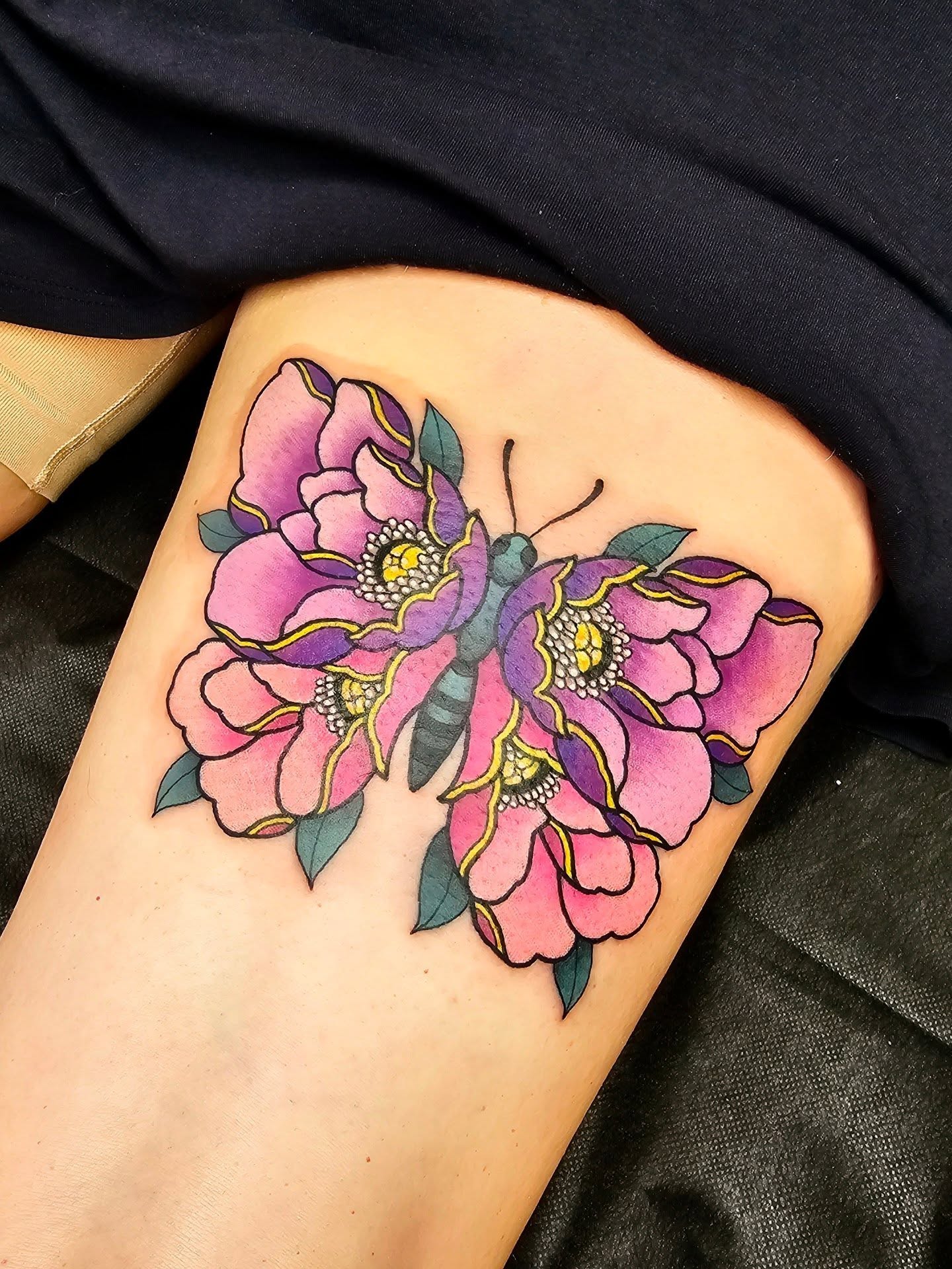 Tattoo by @makluvintattoos — new_school, dotwork