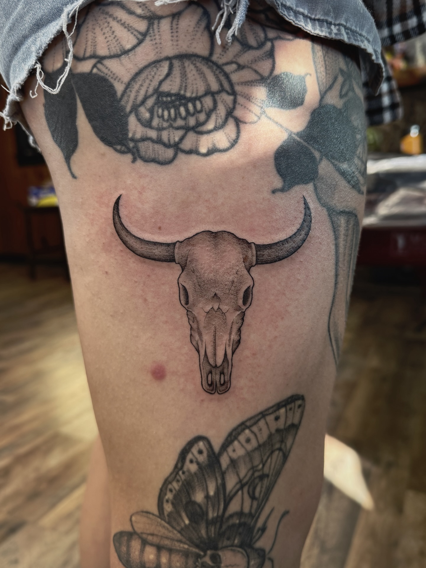 Bull skull black and grey tattoo on the thigh by Audrey