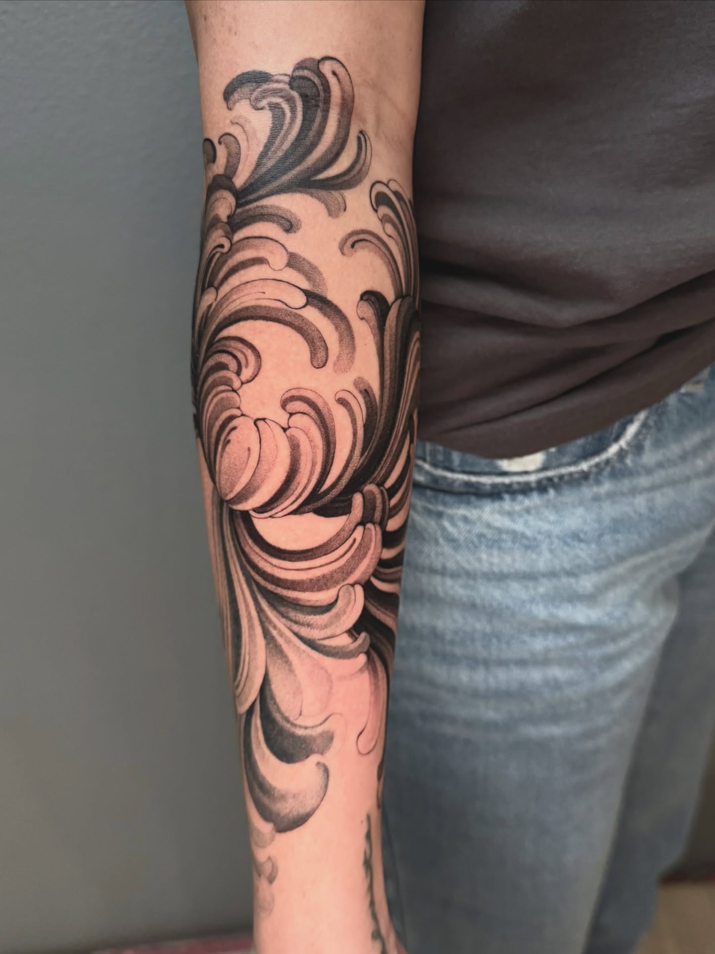 Waves black and grey tattoo on the forearm by ᴋᴀᴛᴇ ᯽ ᴘᴀᴄɪᴏᴛᴛɪ