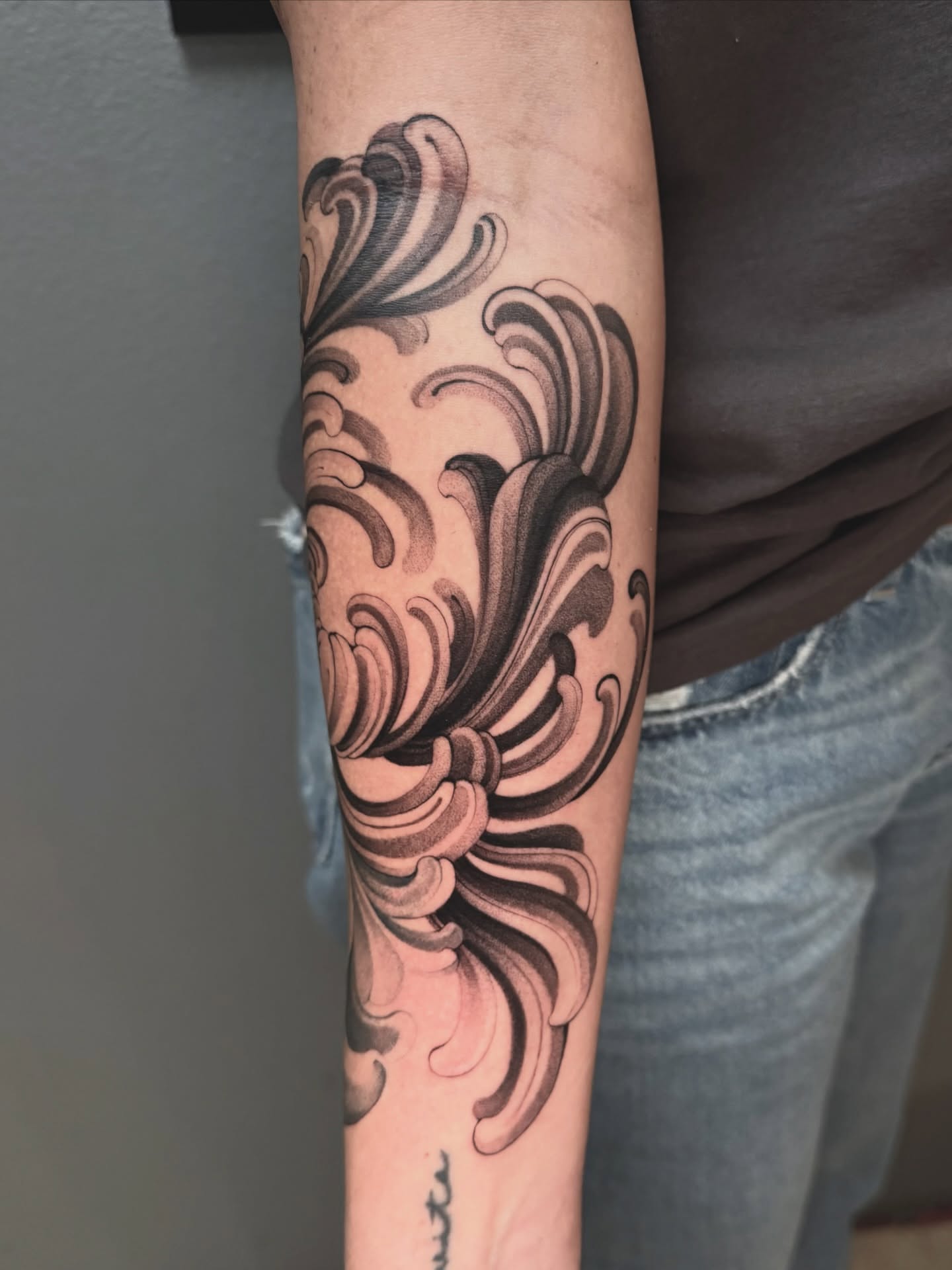 Wave black and grey tattoo on the forearm by ᴋᴀᴛᴇ ᯽ ᴘᴀᴄɪᴏᴛᴛɪ