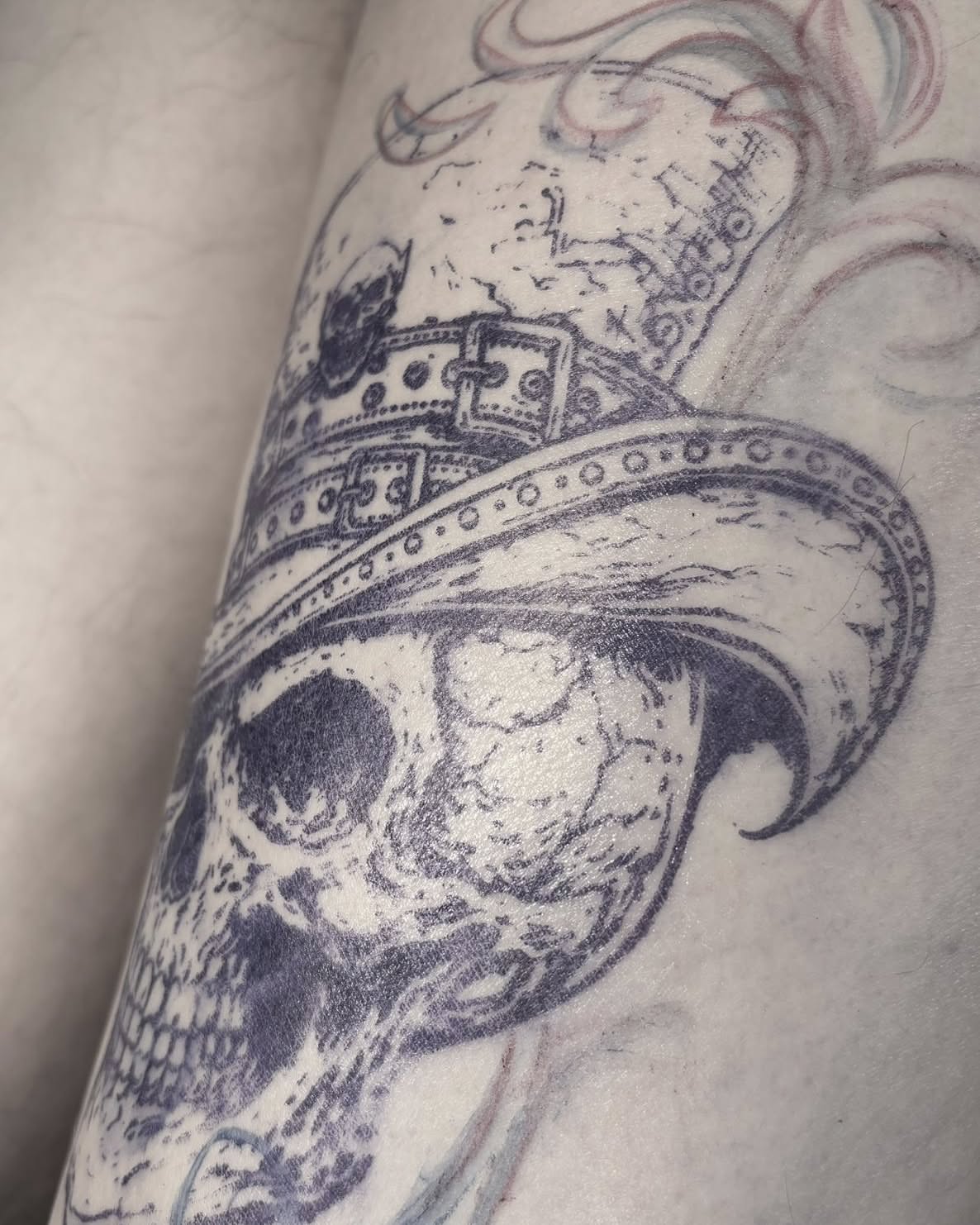 Skull wearing hat realism tattoo on the forearm by Léon Huiting