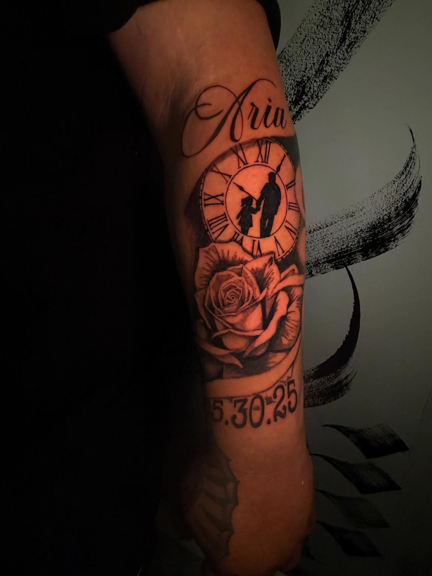 Clock and couple realism tattoo on the forearm by 𝕸 𝖆 𝖓 𝖔 𝖑 𝖔