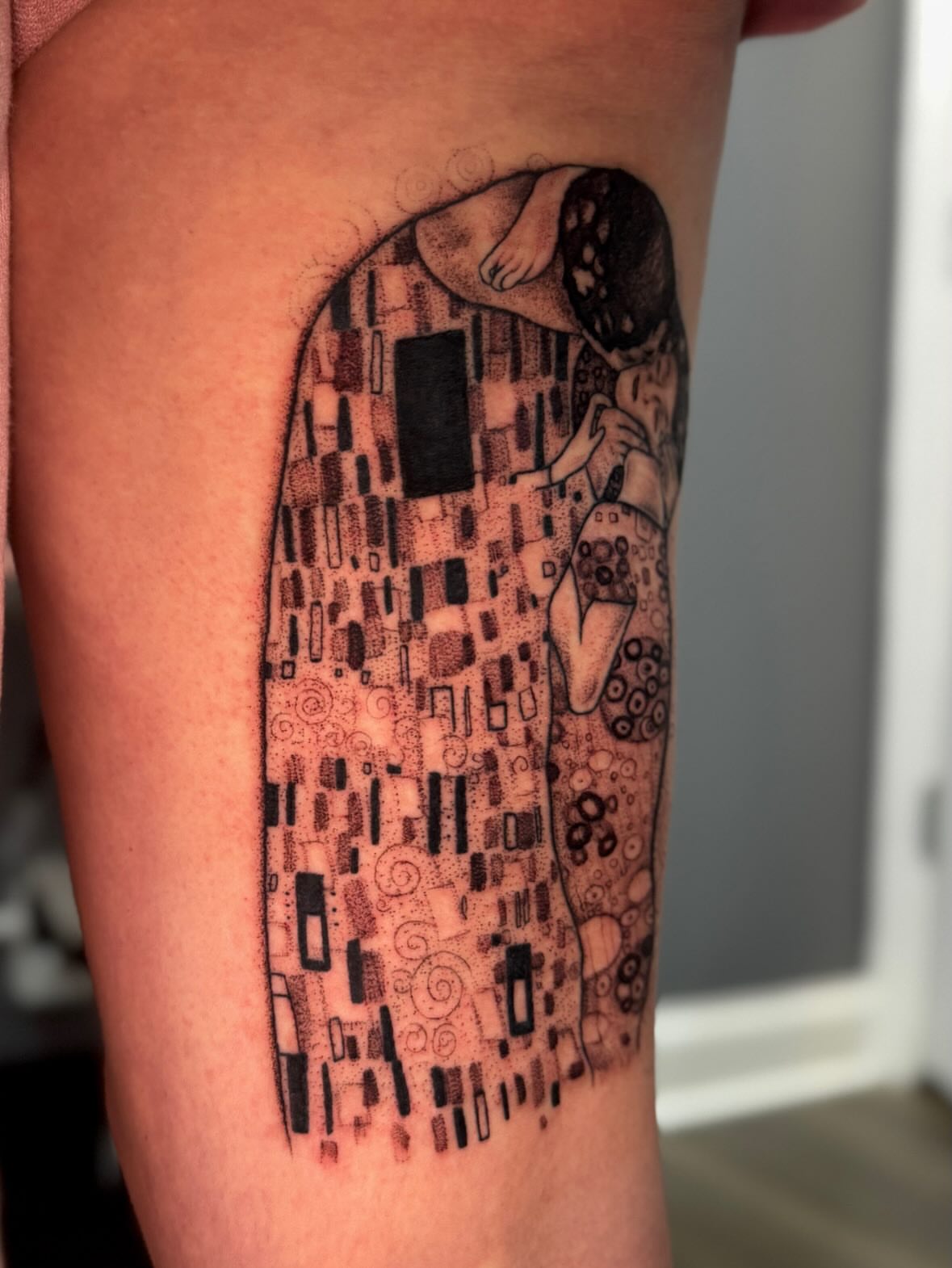 The kiss dotwork tattoo on the thigh by Kamakana Pankiwska