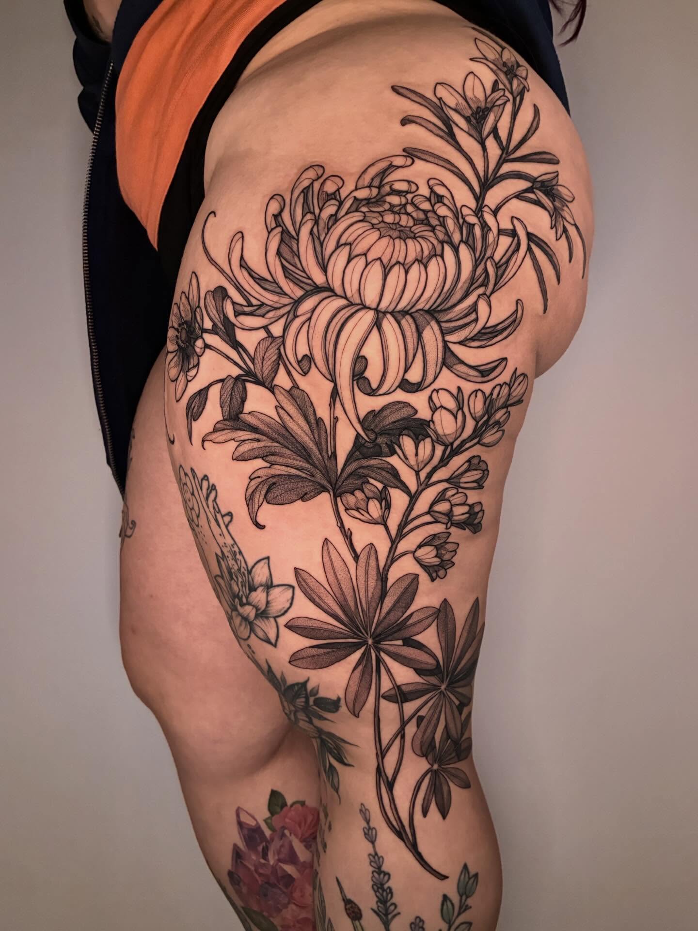 Floral bouquet realism tattoo on the thigh by Carol Jacky