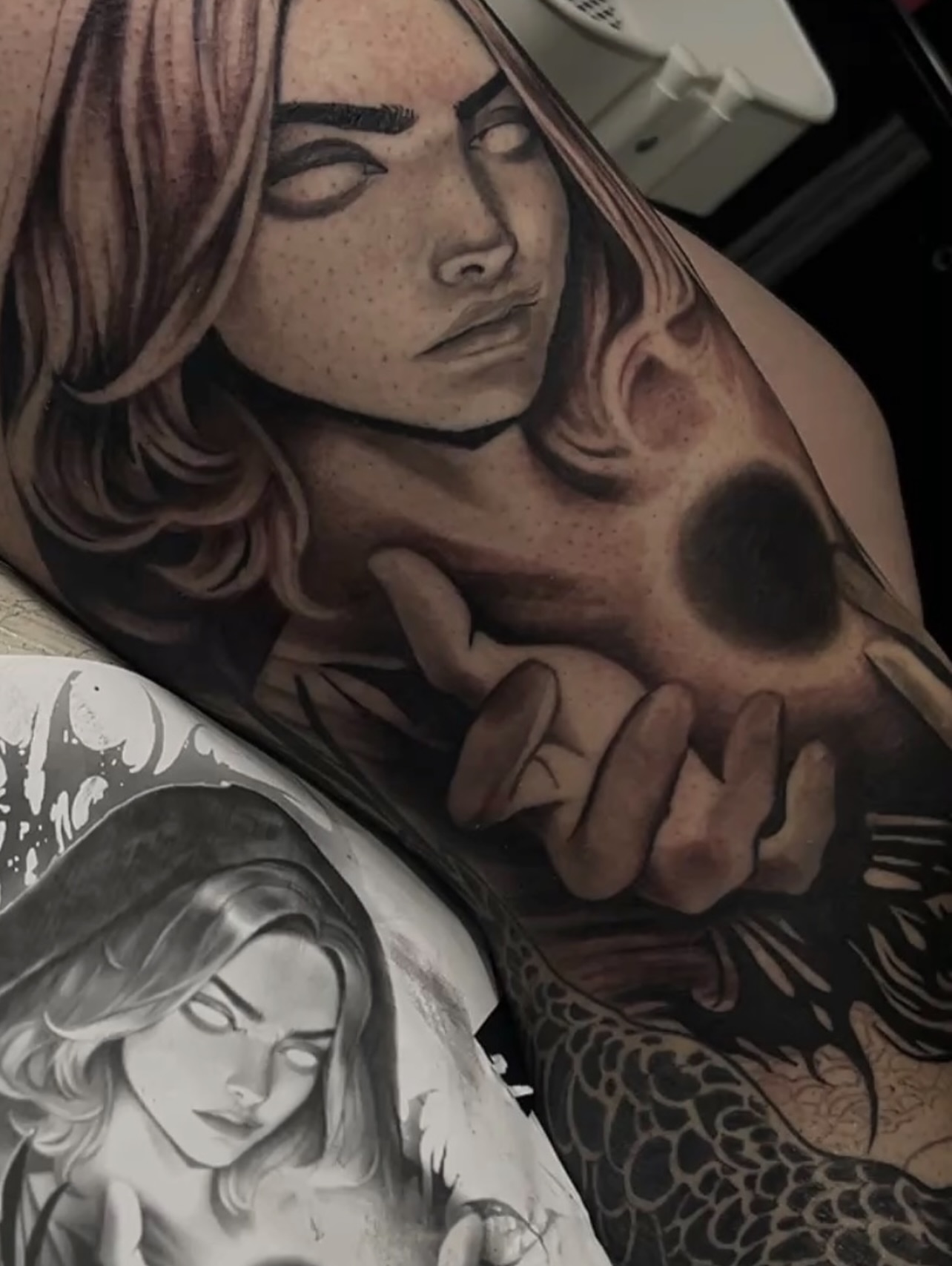 Woman realism tattoo on the upper arm by Tattoo Artist Mimzi PMA