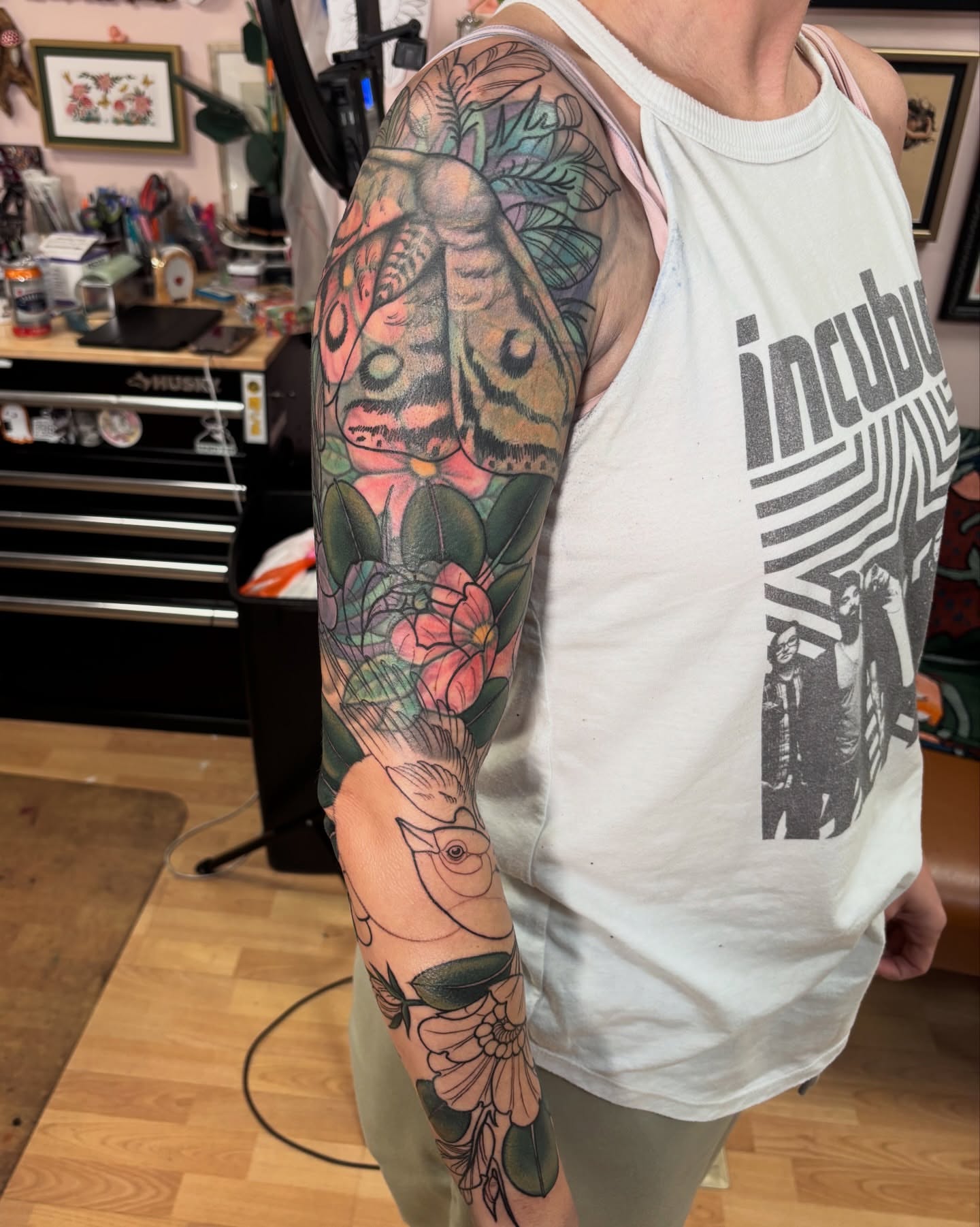 Butterfly and floral realism tattoo on the upper arm by π―πππππ