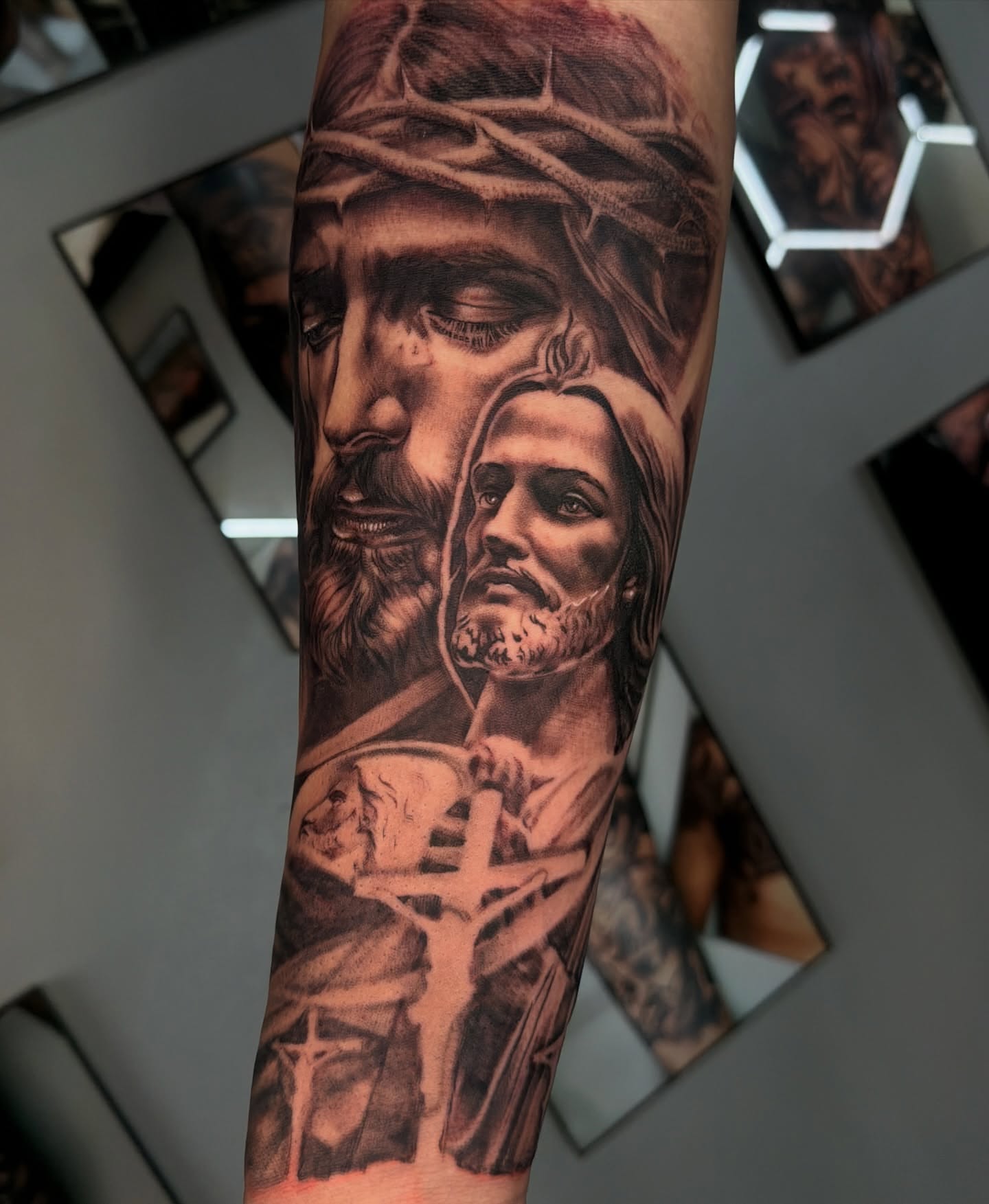 Tattoo by @lasmanosdeltoro — realism, black_and_grey