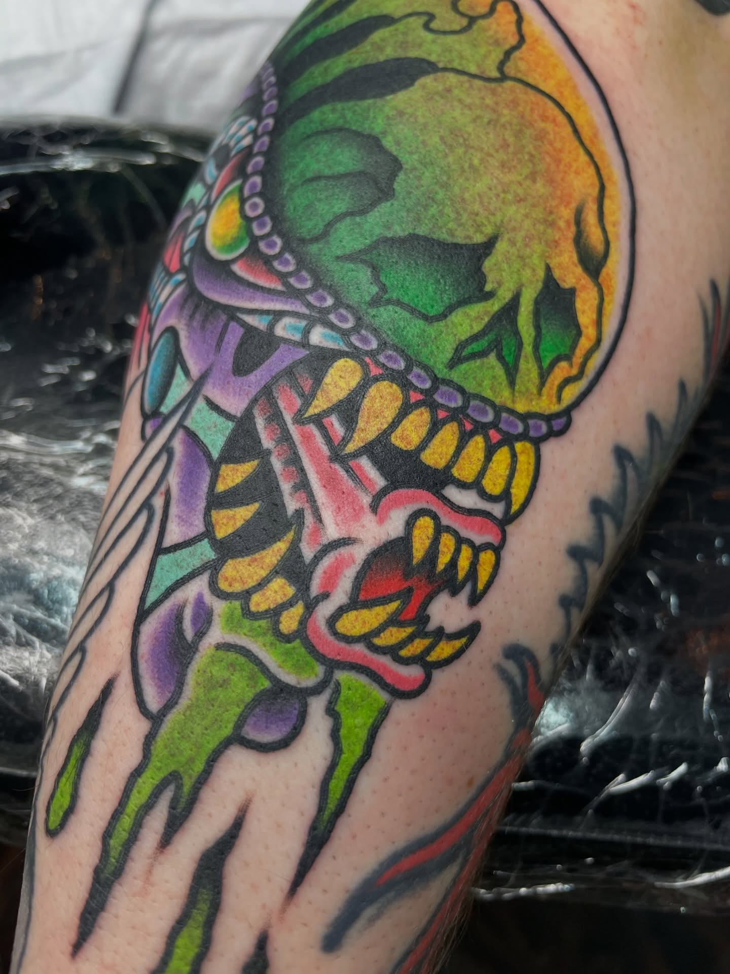 Skull American traditional tattoo on the thigh by Tom Taylor, Philadelphia, Pennsylvania