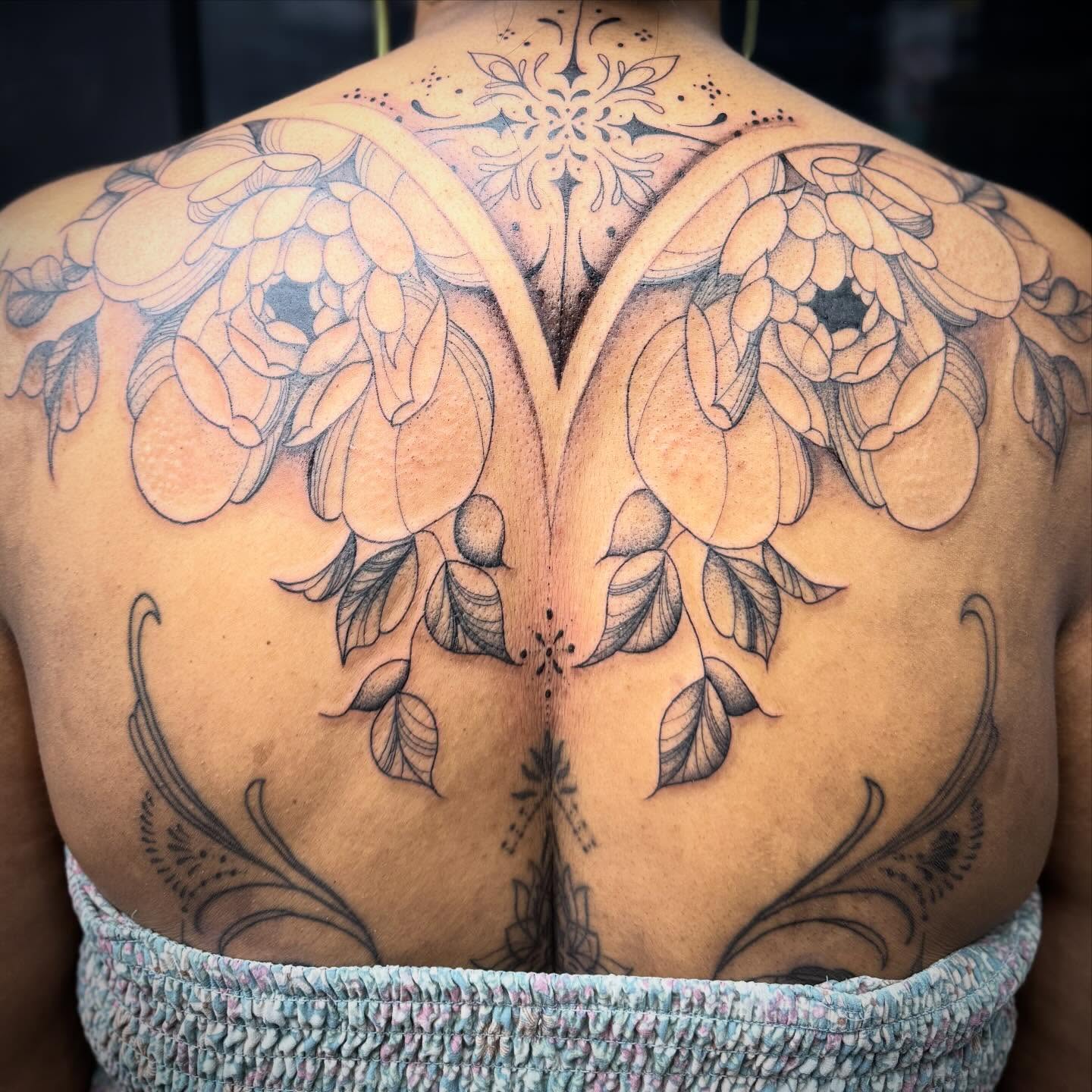 Floral design black and grey tattoo on the back by ๐๐ช๐ฝ๐ฑ๐ ๐๐ฒ๐ป๐ต ๐ฃ๐ช๐ฝ๐ฝ๐ธ๐ธ