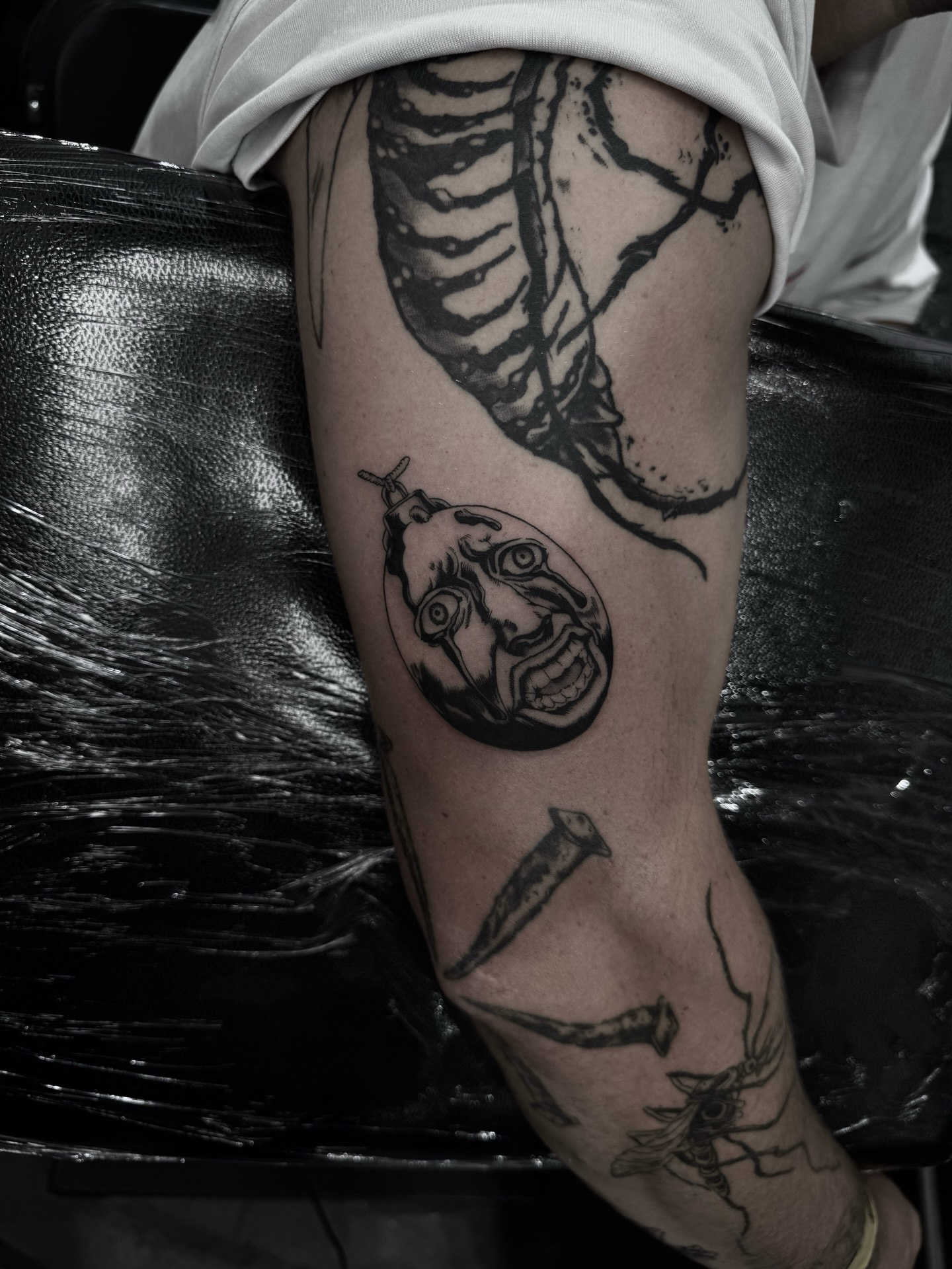 Skeleton and screaming face dark realism tattoo on the thigh by Blackwork Vamos