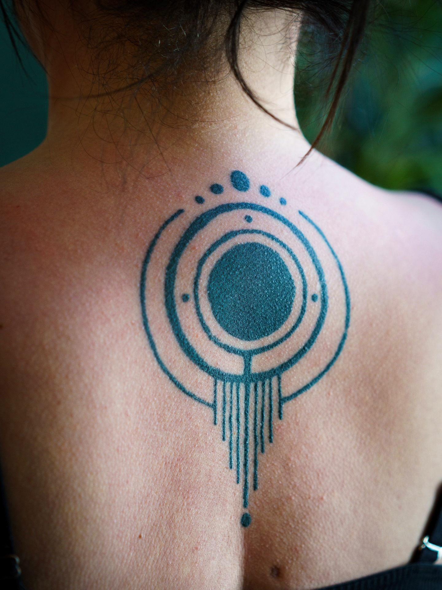 Circle with dots and lines geometric tattoo on the back by 思Stacy