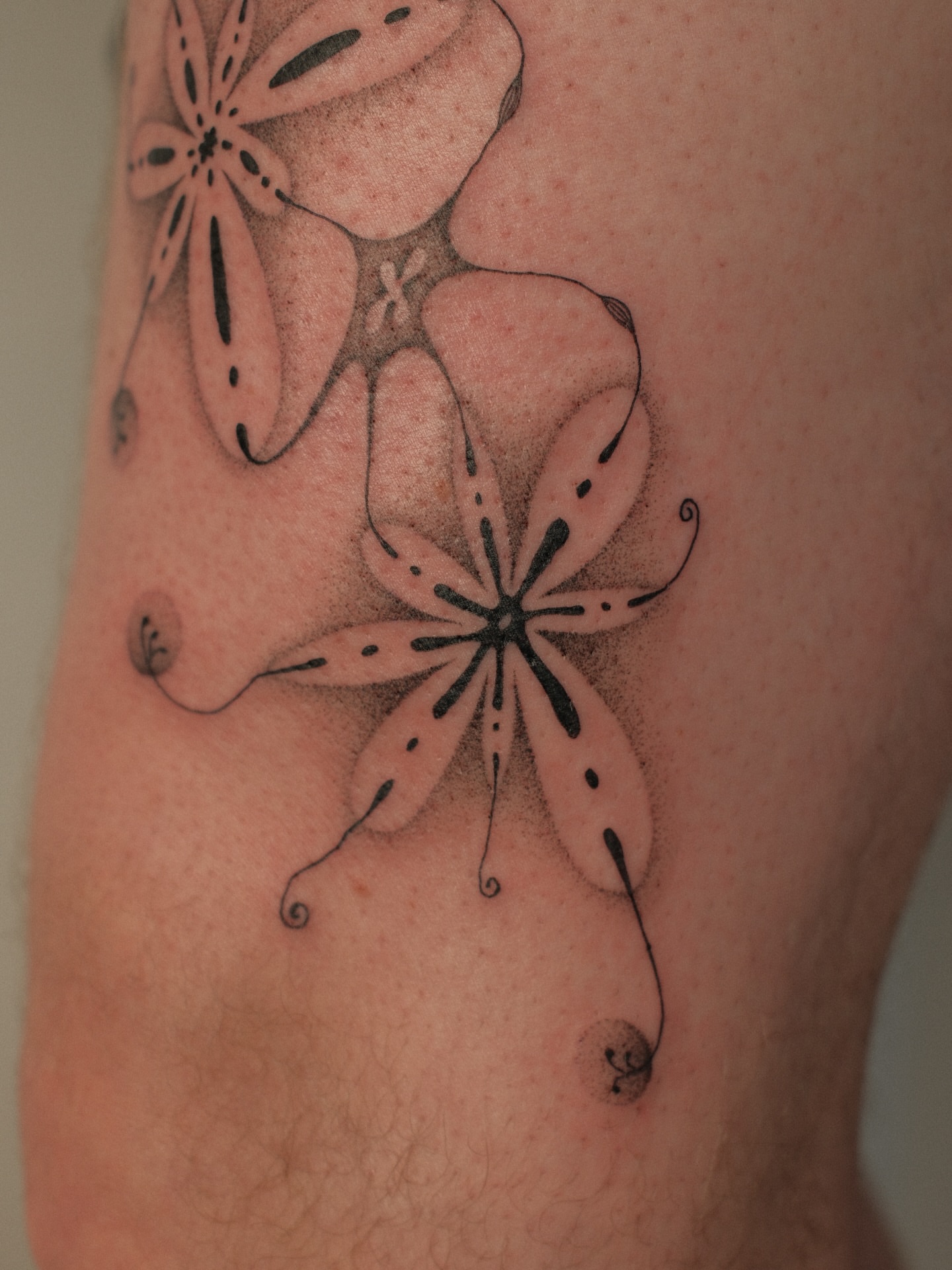 Tattoo by @earthyliltats โ dotwork